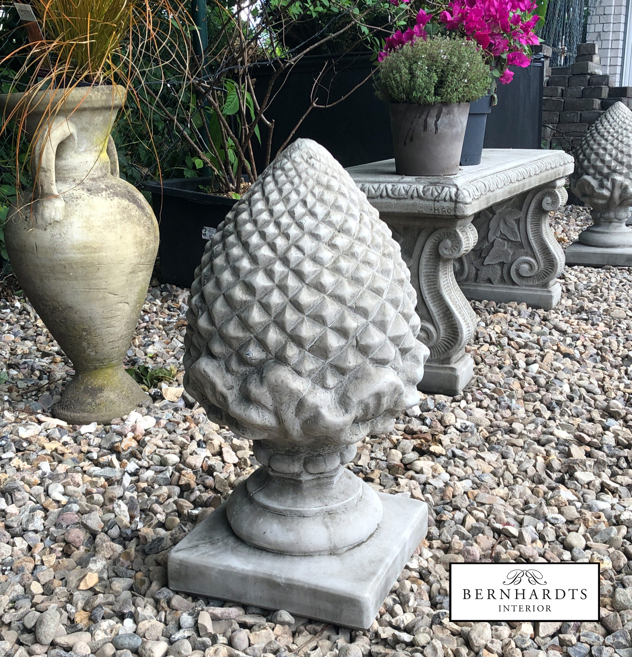 Pinienzapfen aus Antikstein