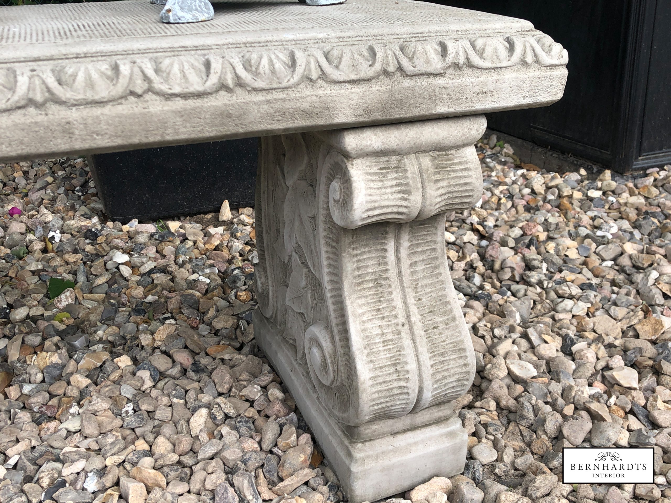 https://bernhardtsinterior.com/wp-content/uploads/2021/03/Antike-Gartenbanjk-Bernhardts-Interior-scaled.jpg