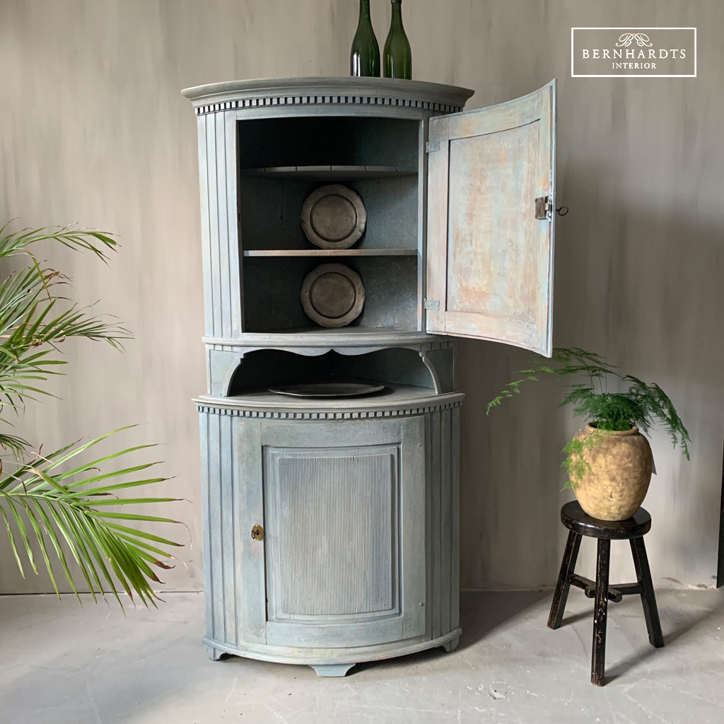 Gustavianischer Tonnen- Eckschrank