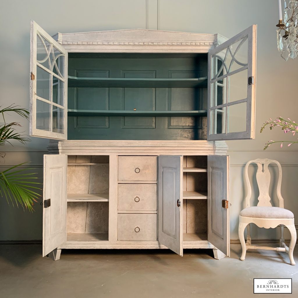 Grosser antiker Vitrinenschrank, Hamburg Blankenese_ Bernhardts Interior