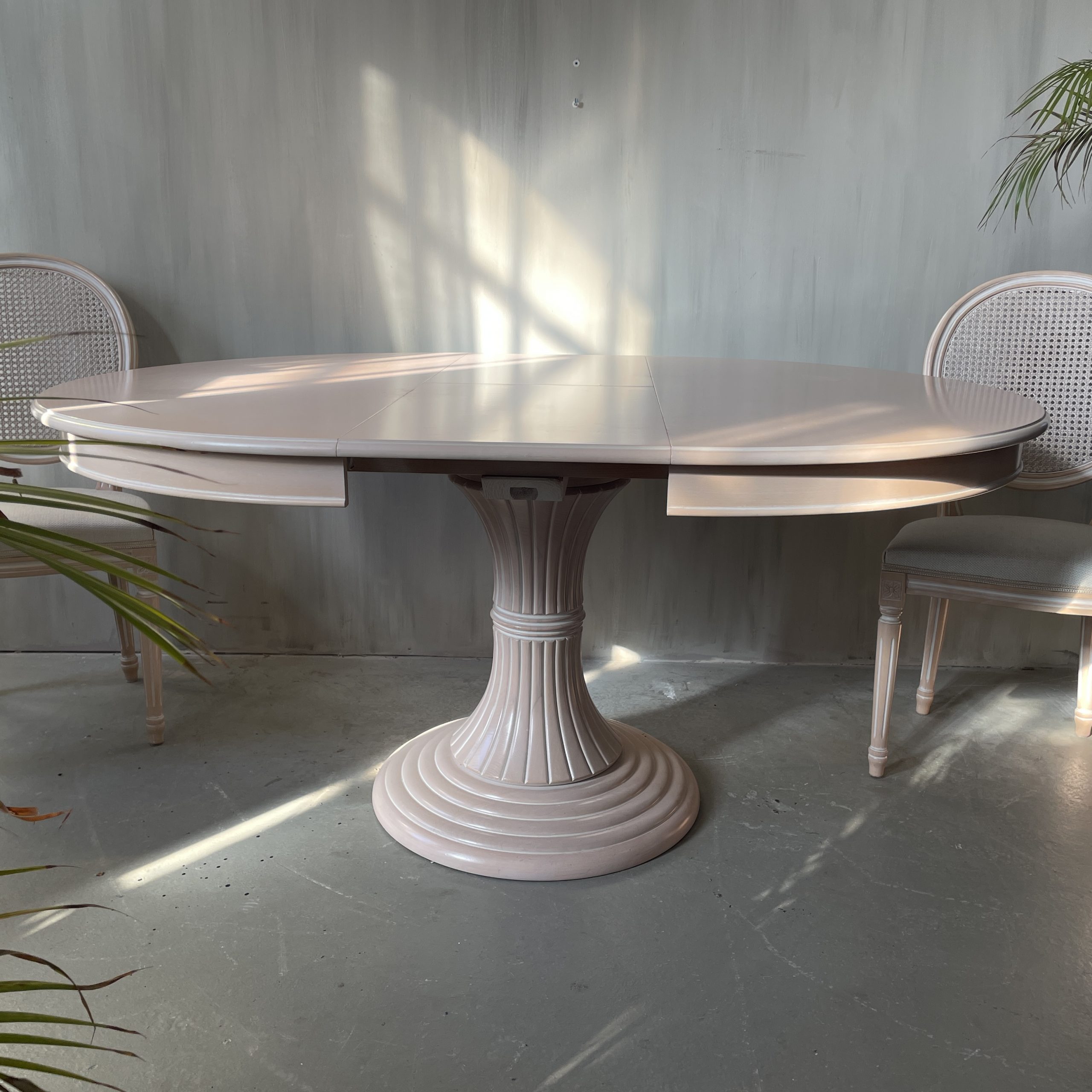 6 Italienische Flechtstühle mit Tisch, Italien im gustavianischem Stil – Bild 24