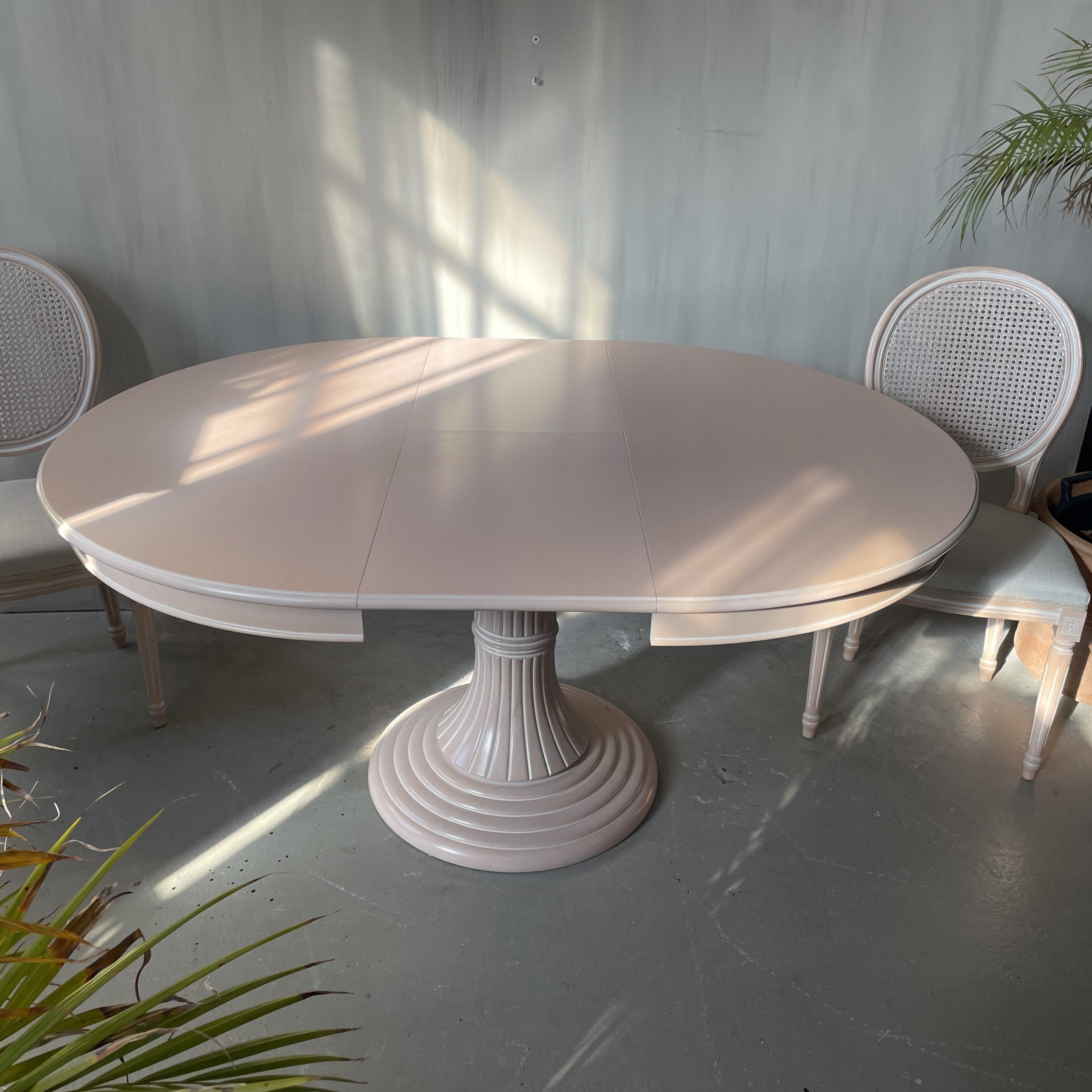 6 Italienische Flechtstühle mit Tisch, Italien im gustavianischem Stil – Bild 25