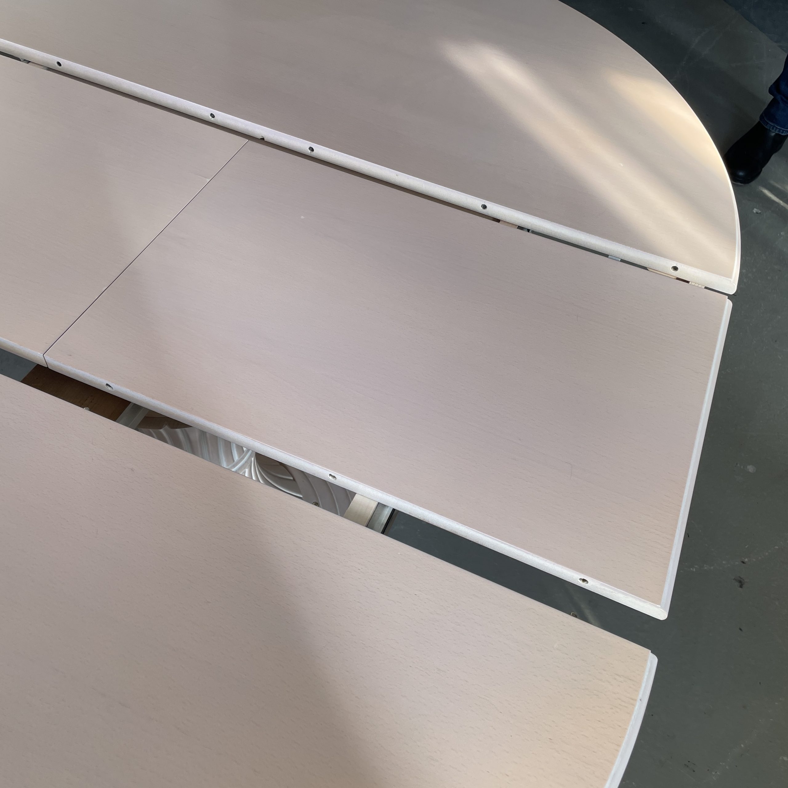 6 Italienische Flechtstühle mit Tisch, Italien im gustavianischem Stil – Bild 21