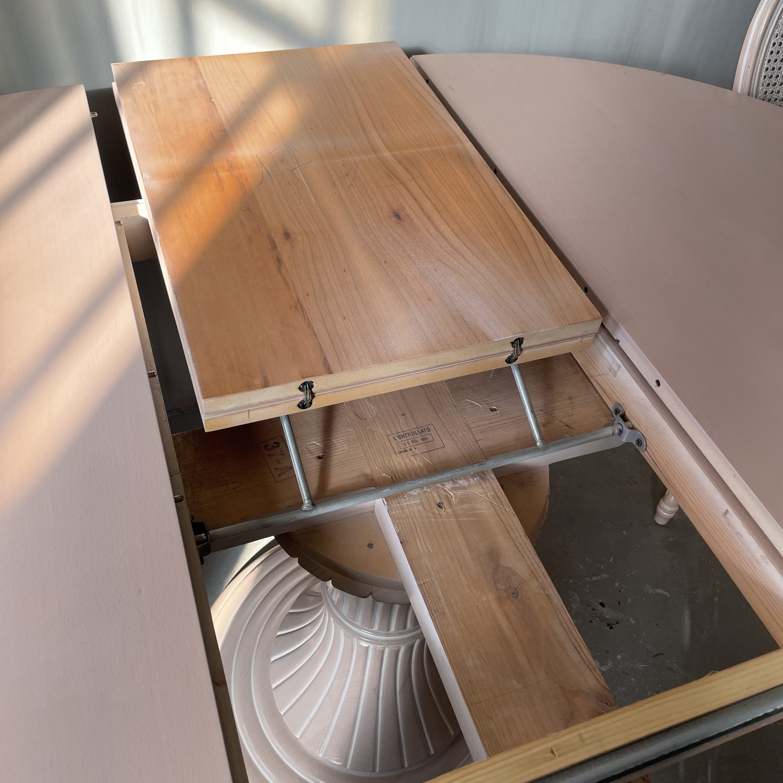 6 Italienische Flechtstühle mit Tisch, Italien im gustavianischem Stil – Bild 19