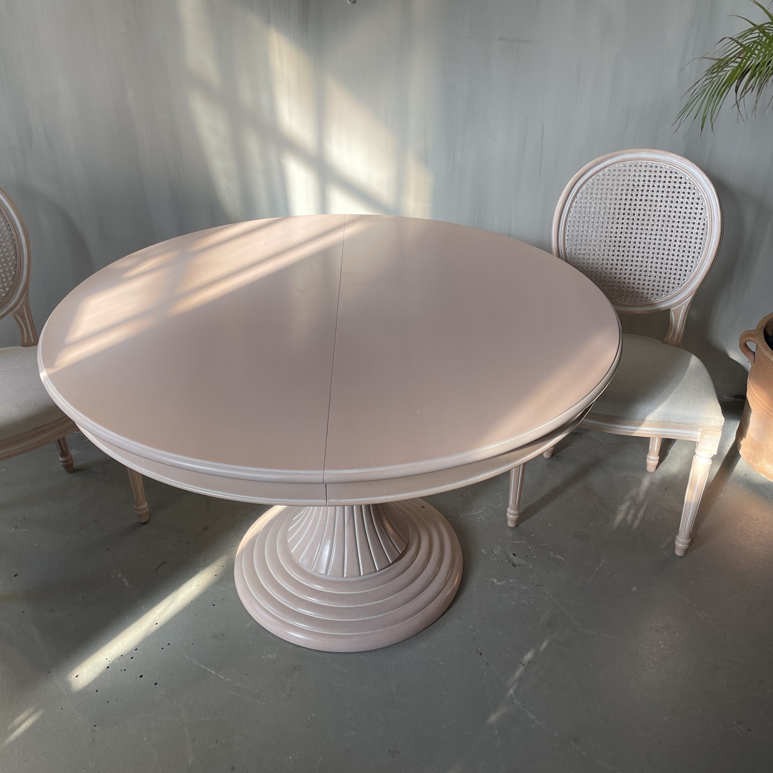 6 Italienische Flechtstühle mit Tisch, Italien im gustavianischem Stil – Bild 17