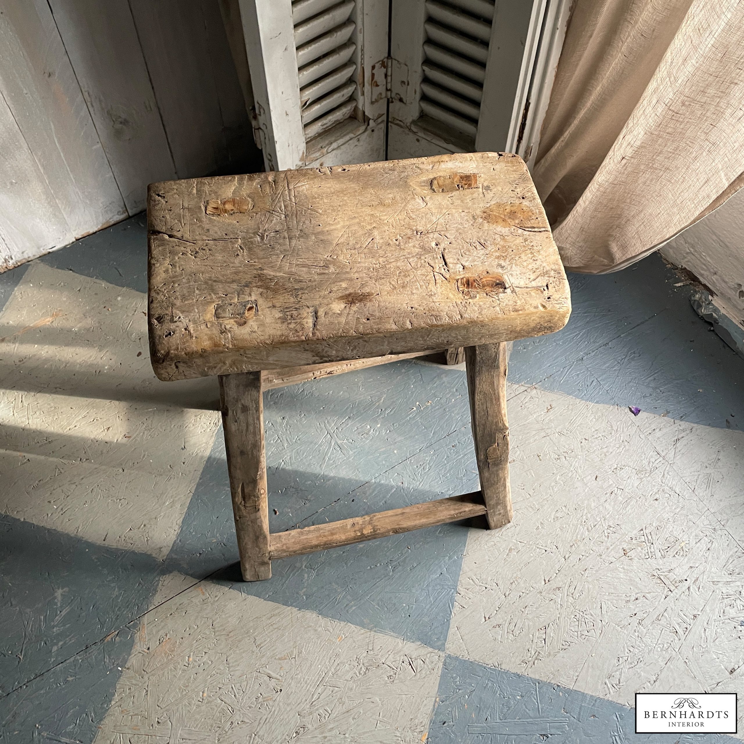 alter Holzschemel Bernhardts Interior