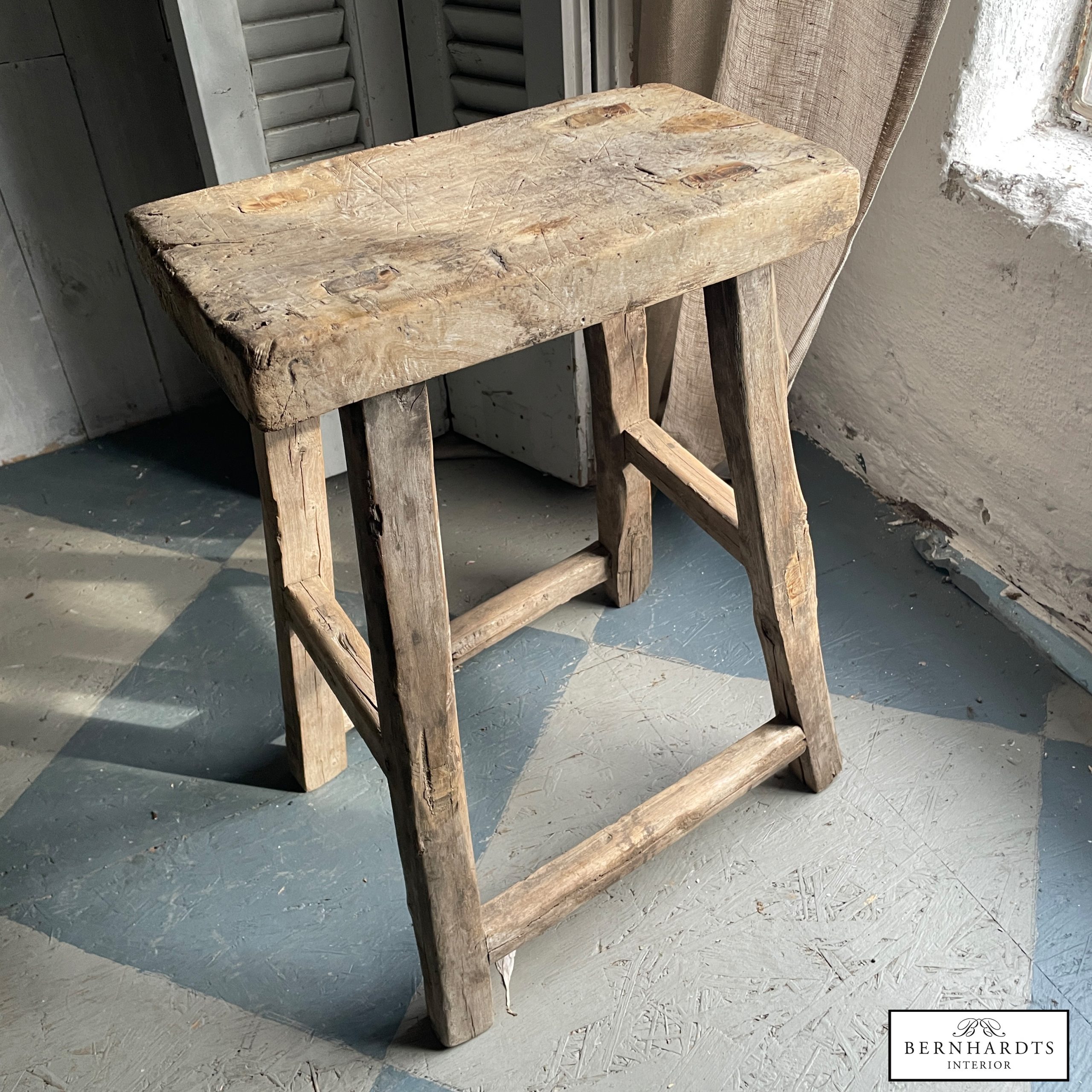alter Holzschemel Bernhardts Interior