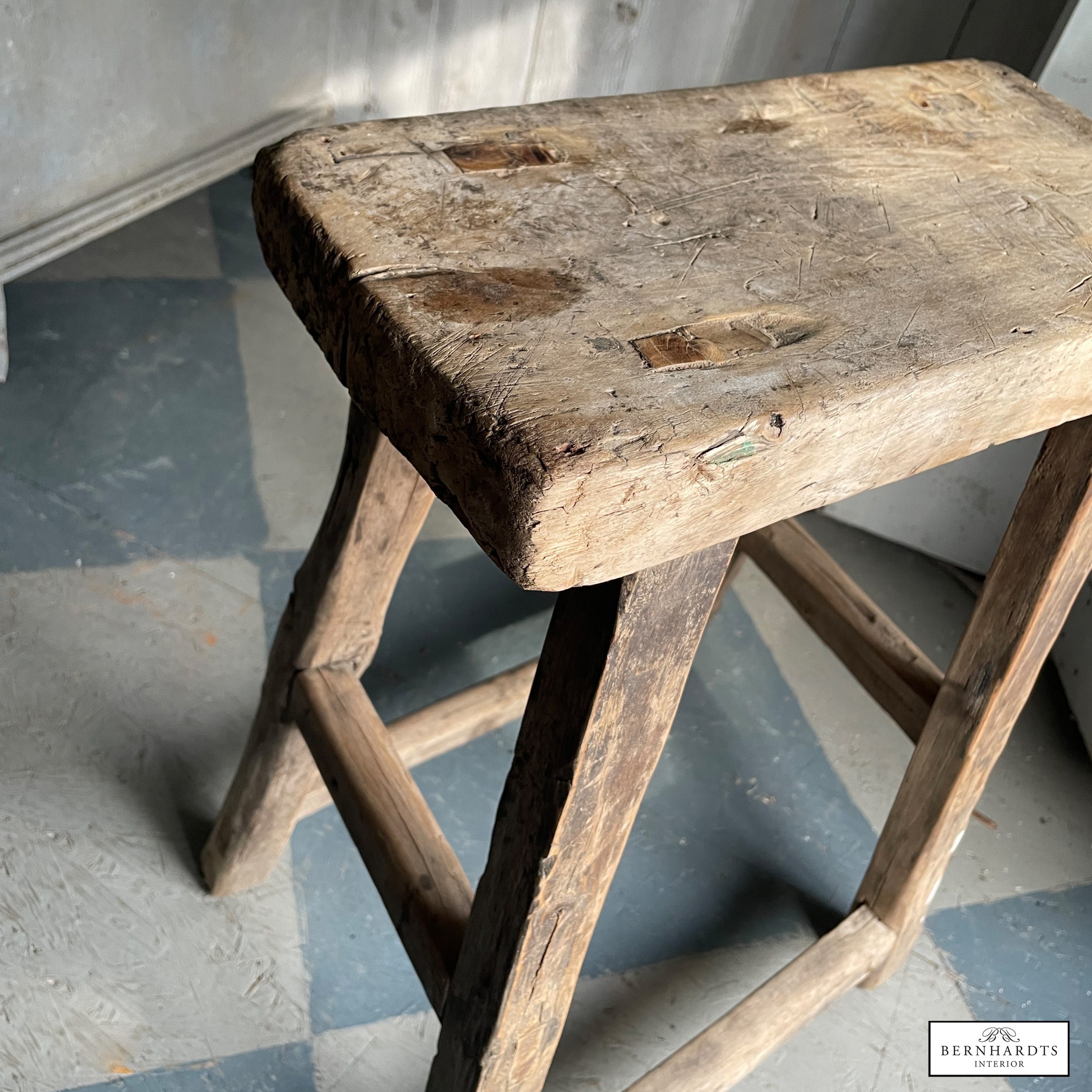 alter Holzschemel Bernhardts Interior