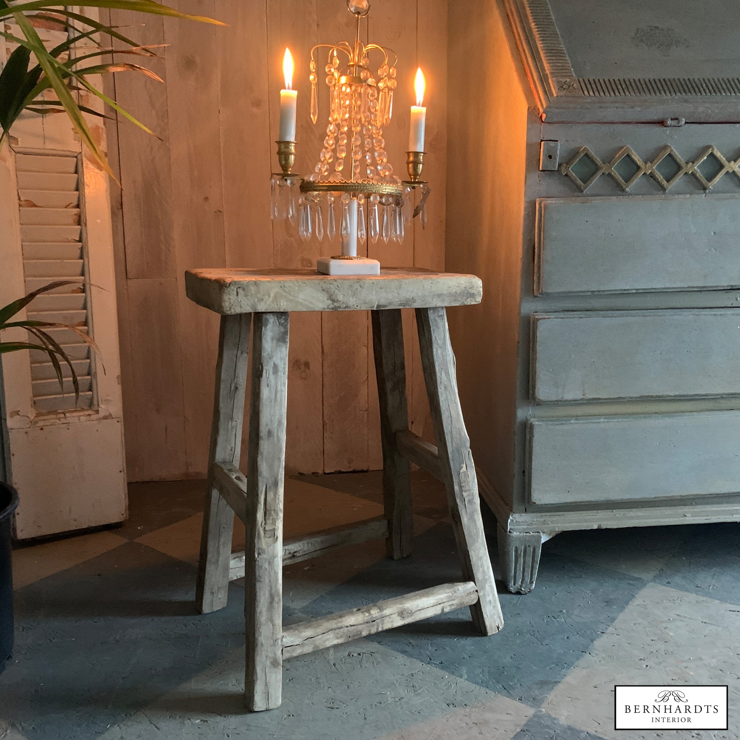 alter Holzschemel Bernhardts Interior