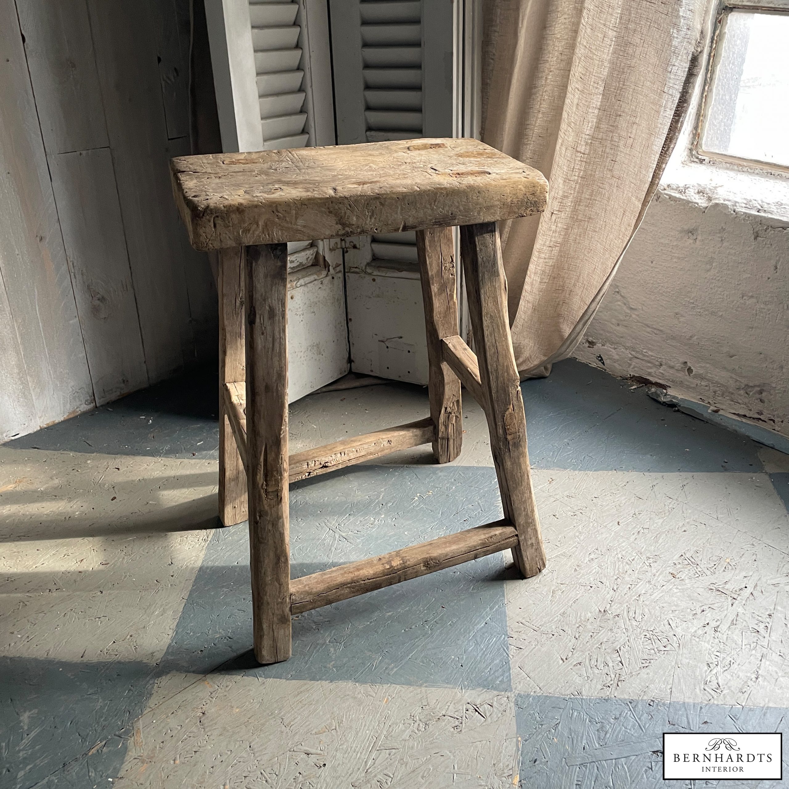 alter Holzschemel Bernhardts Interior