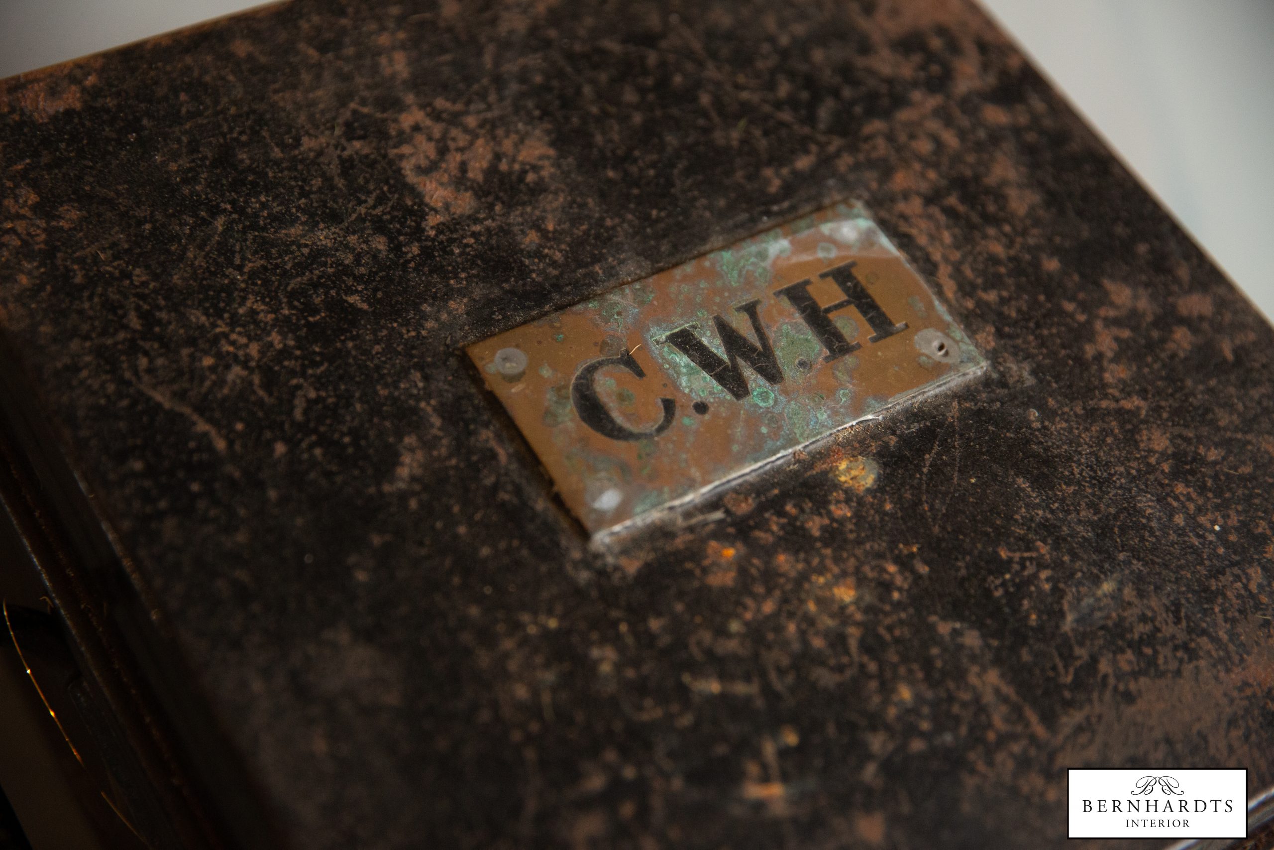 Antike Kriegskasse_ Bernhardts Interior