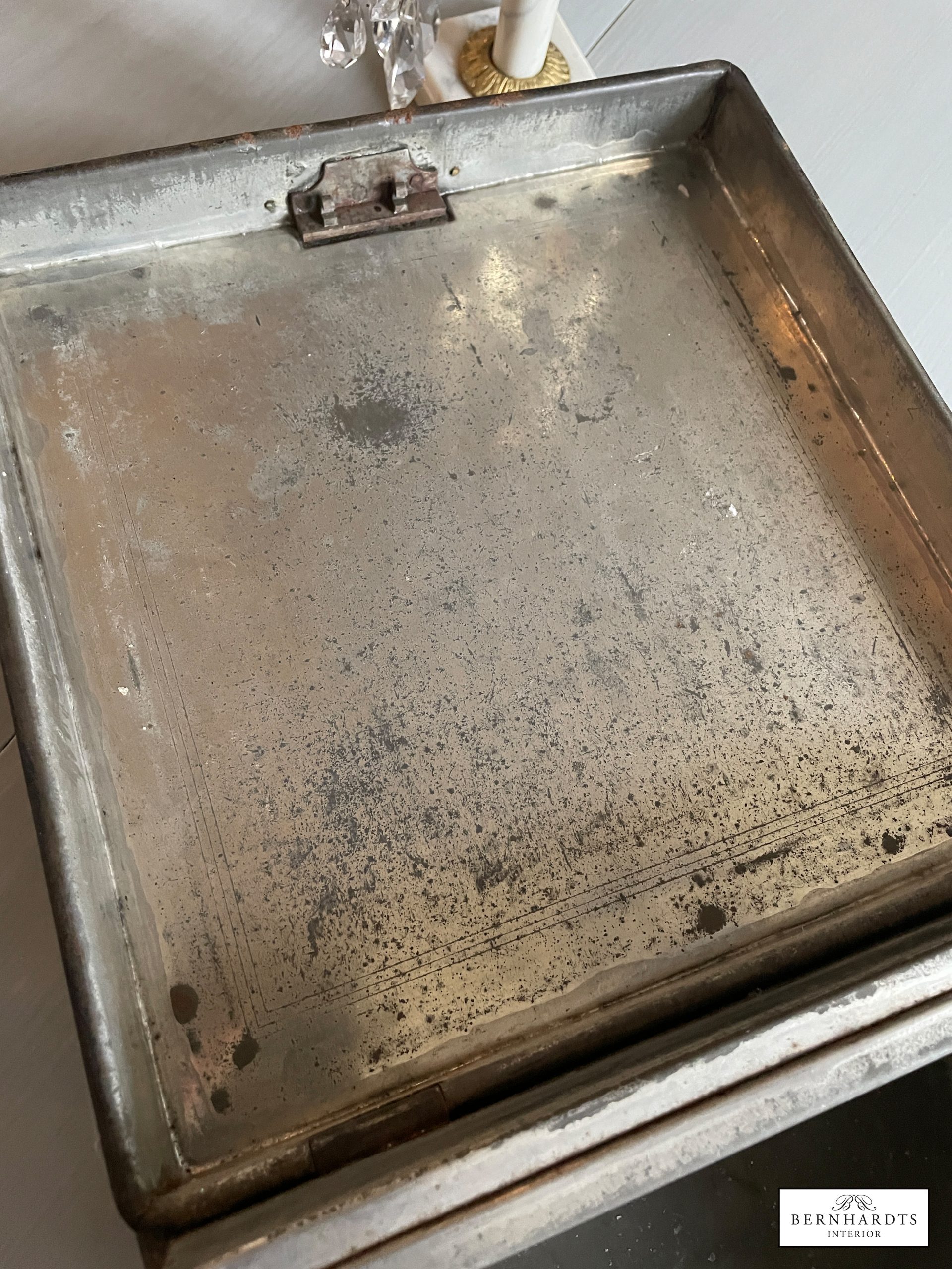 Antike Kriegskasse_ Bernhardts Interior