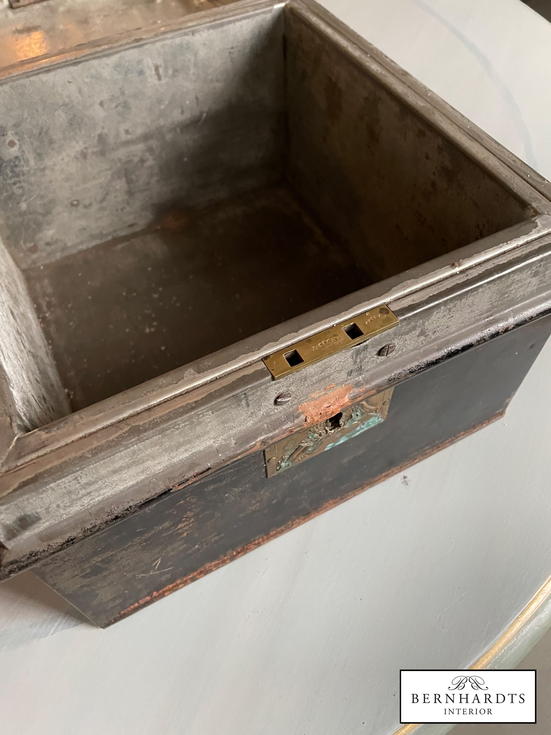Antike Kriegskasse_ Bernhardts Interior