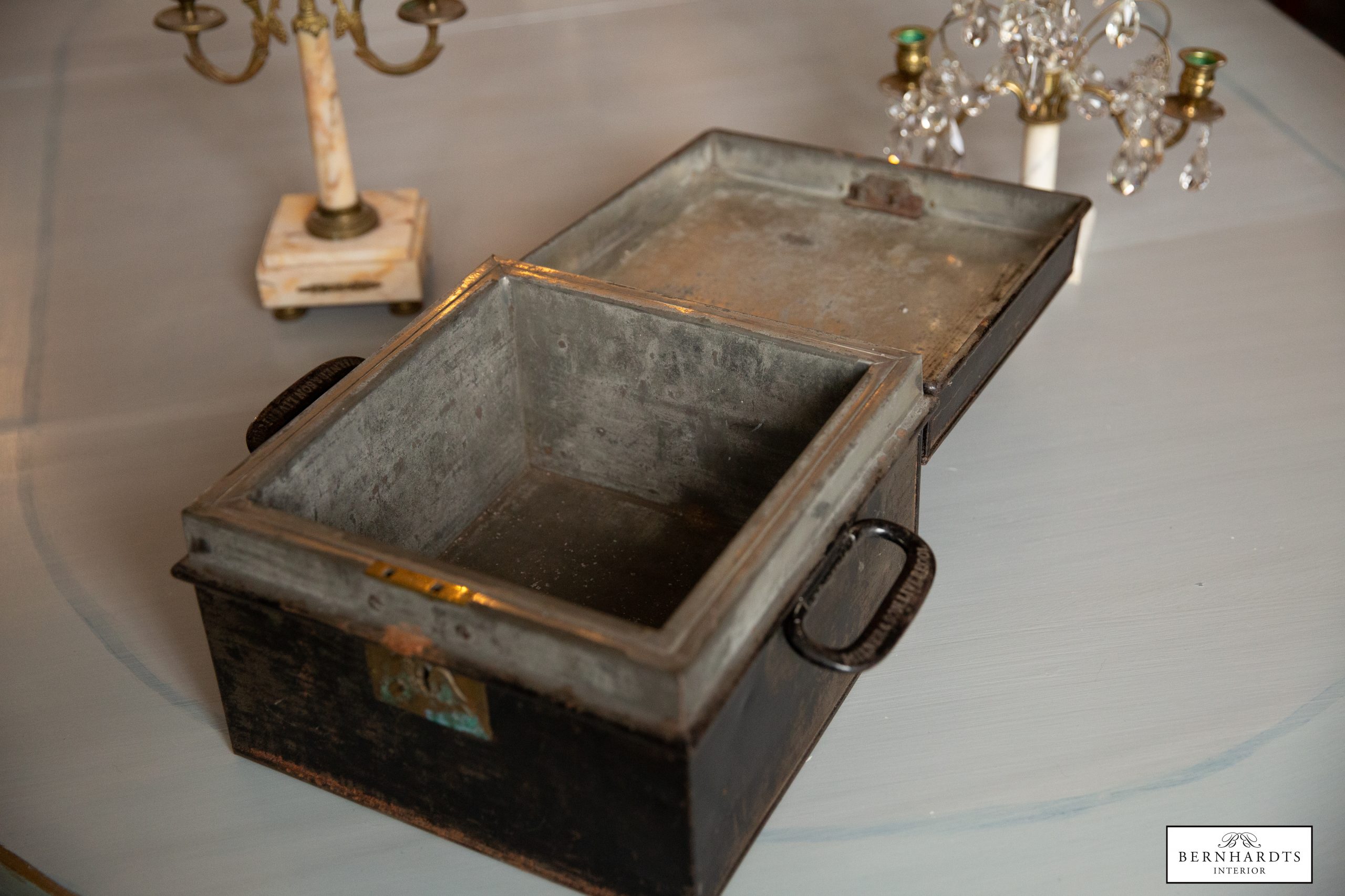 Antike Kriegskasse_ Bernhardts Interior