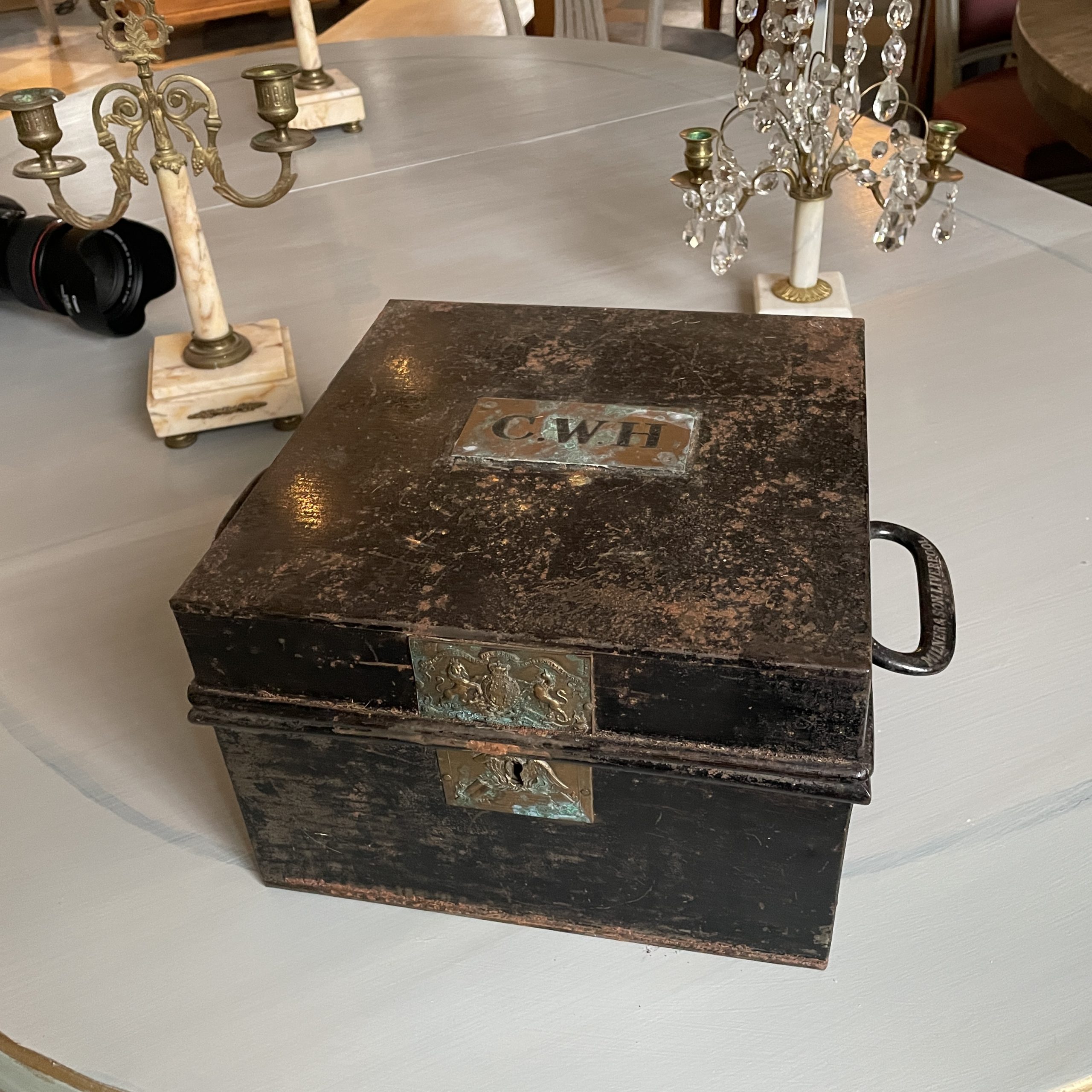 Antike Kriegskasse_ Bernhardts Interior