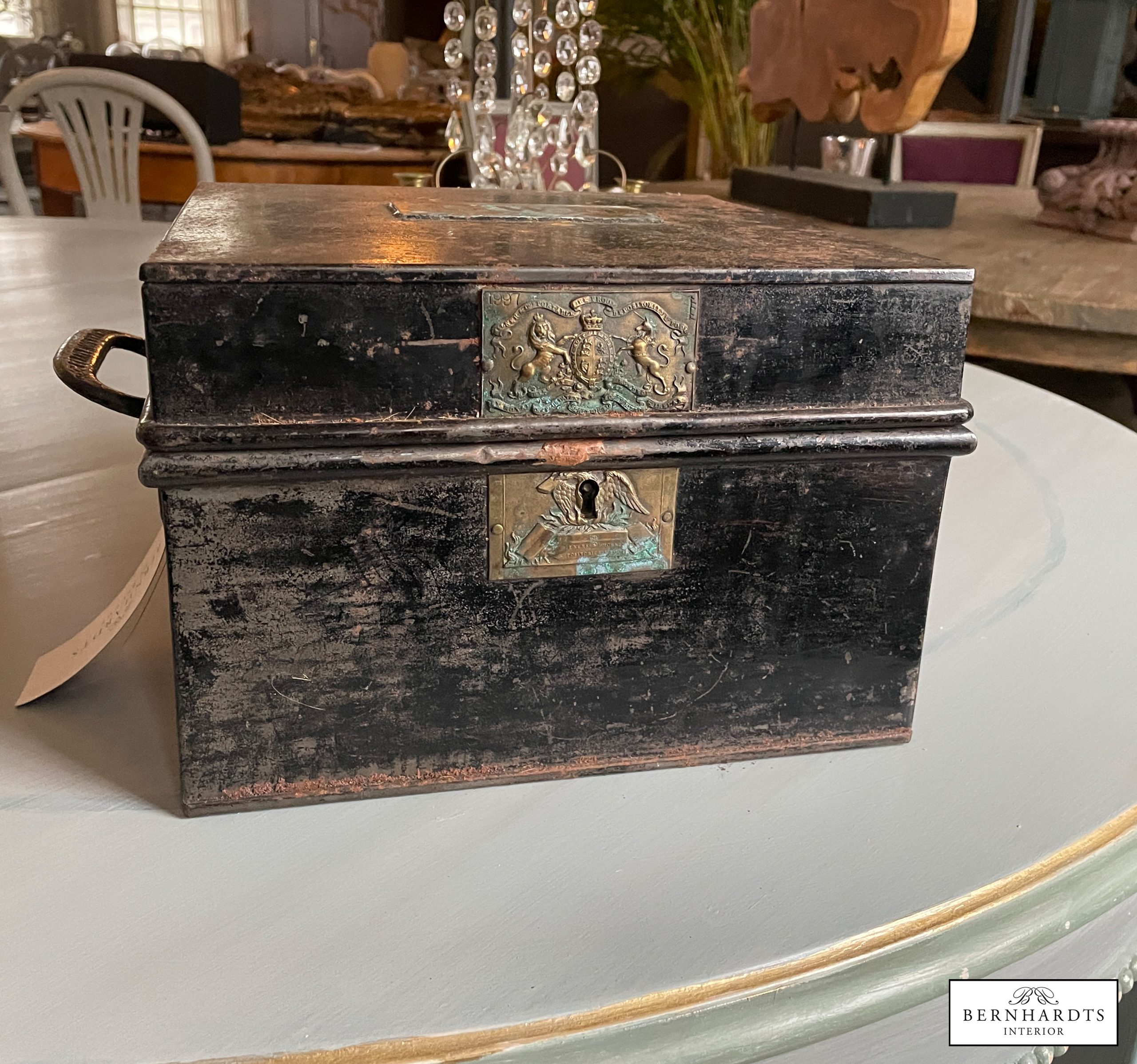 Antike Kriegskasse_ Bernhardts Interior