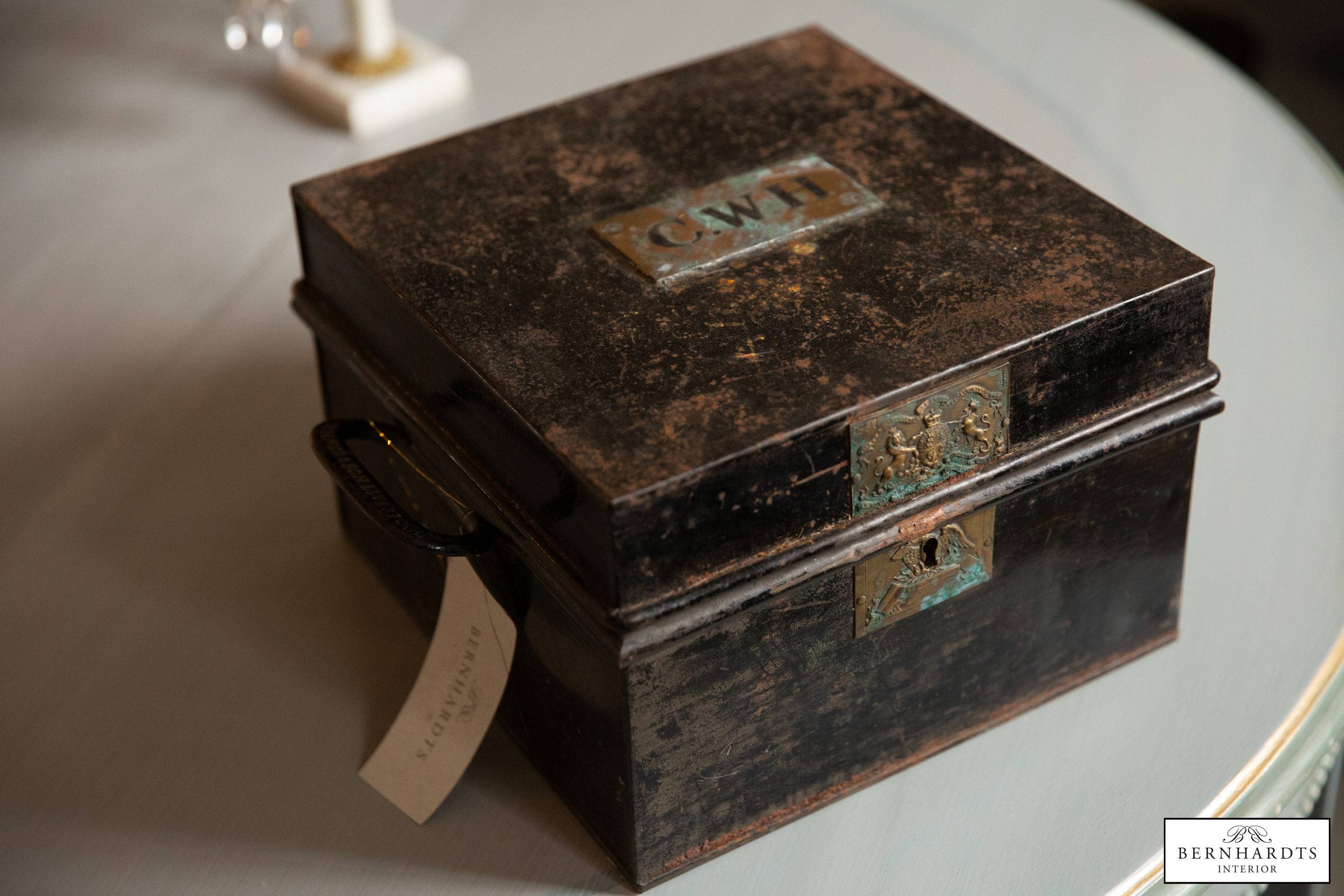 Antike Kriegskasse_ Bernhardts Interior