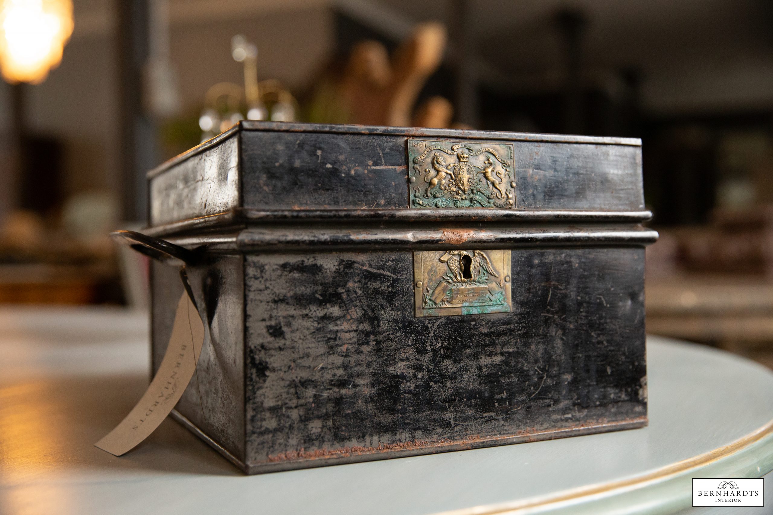 Antike Kriegskasse_ Bernhardts Interior