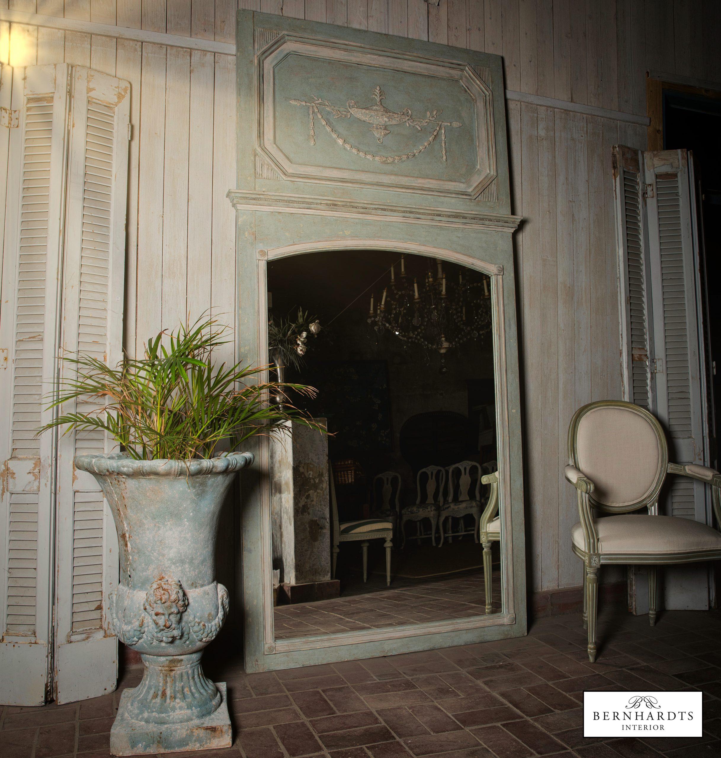 Großer Trumeauspiegel aus Frankreich um 1900 im Louis Seize Stil. Ser Spiegel wurde in unserem Hause restauriert und die Originalfarbe wurde wieder hergestellt.