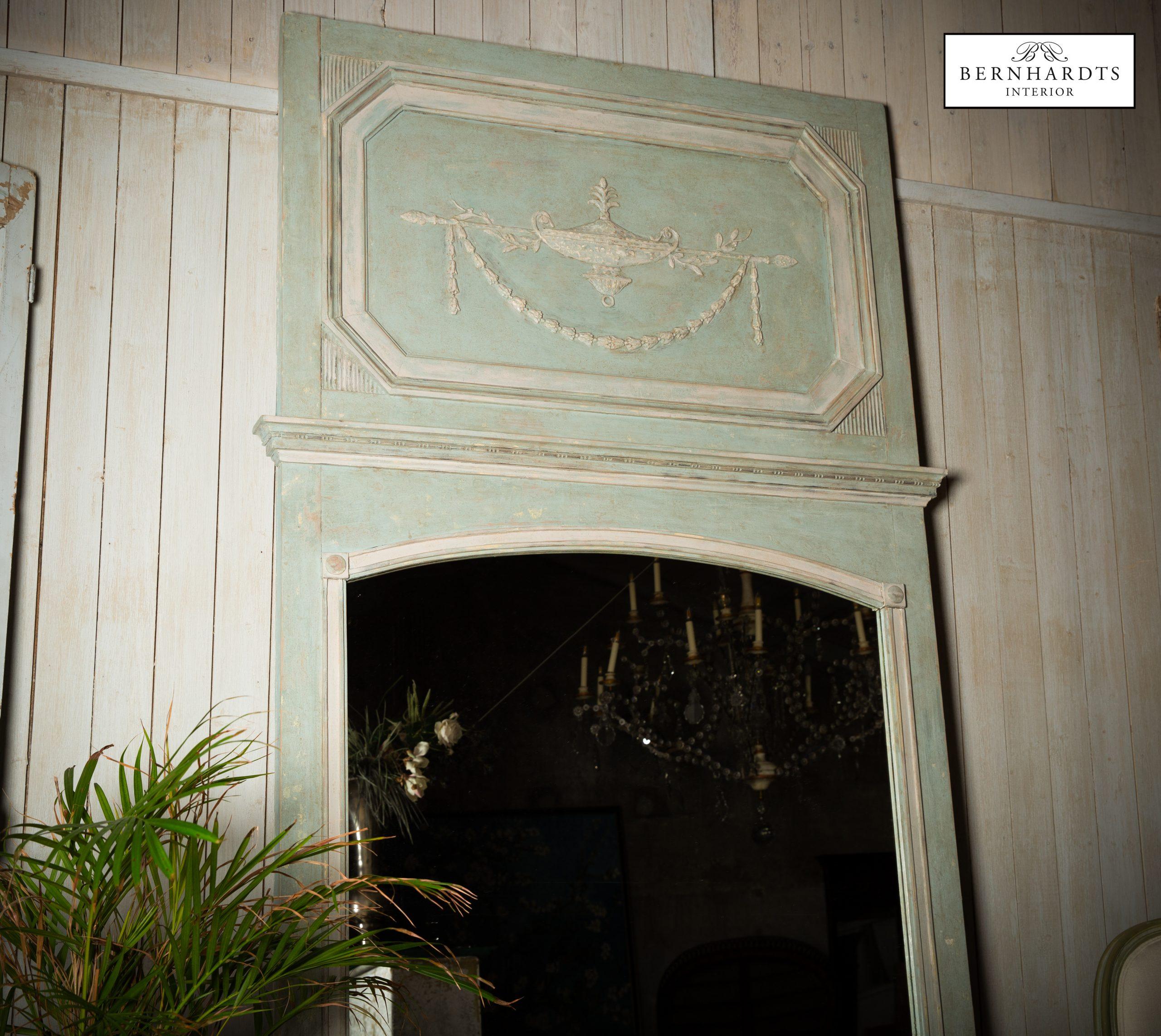 Großer Trumeauspiegel aus Frankreich um 1900 im Louis Seize Stil. Ser Spiegel wurde in unserem Hause restauriert und die Originalfarbe wurde wieder hergestellt.