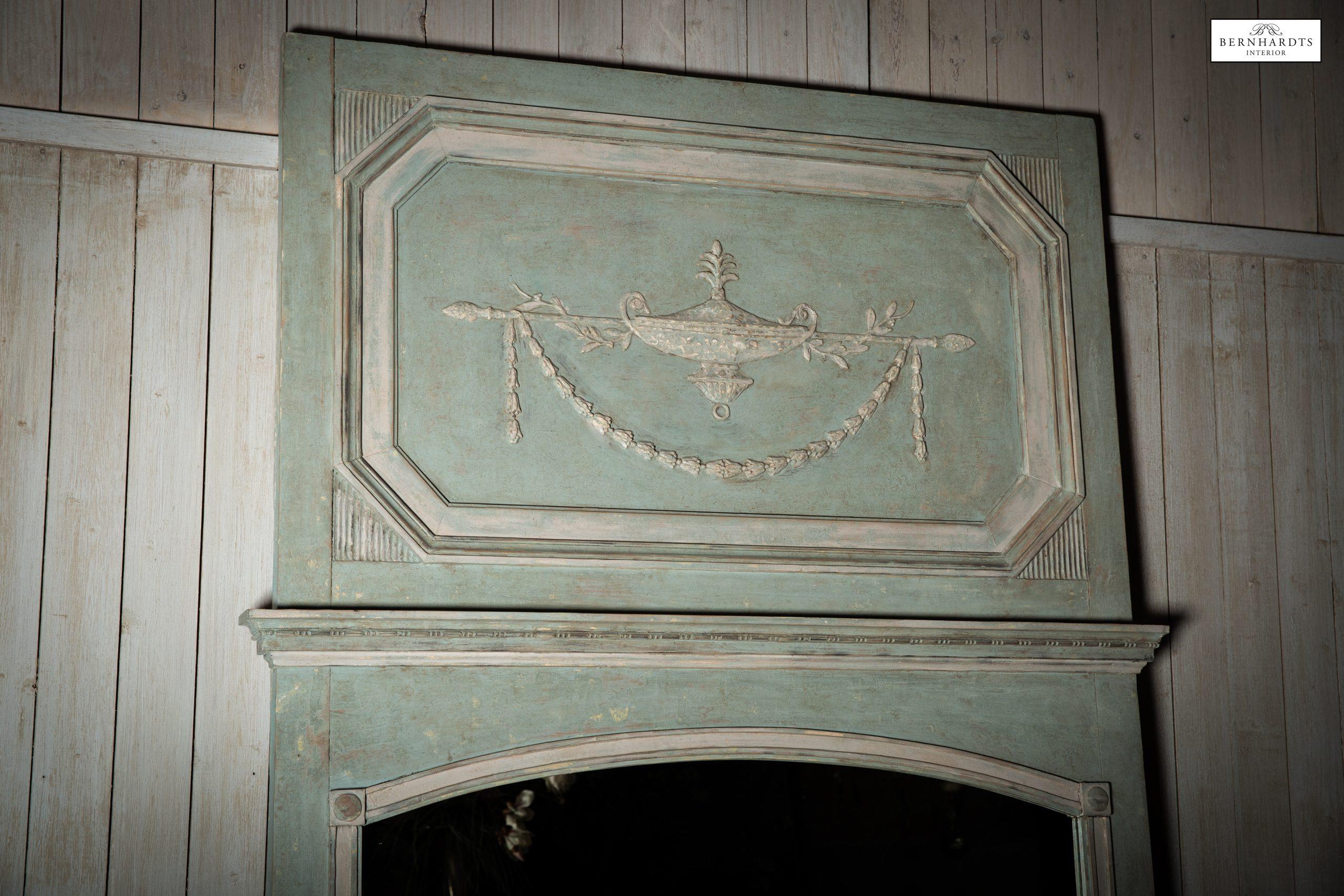 Großer Trumeauspiegel aus Frankreich um 1900 im Louis Seize Stil. Ser Spiegel wurde in unserem Hause restauriert und die Originalfarbe wurde wieder hergestellt.