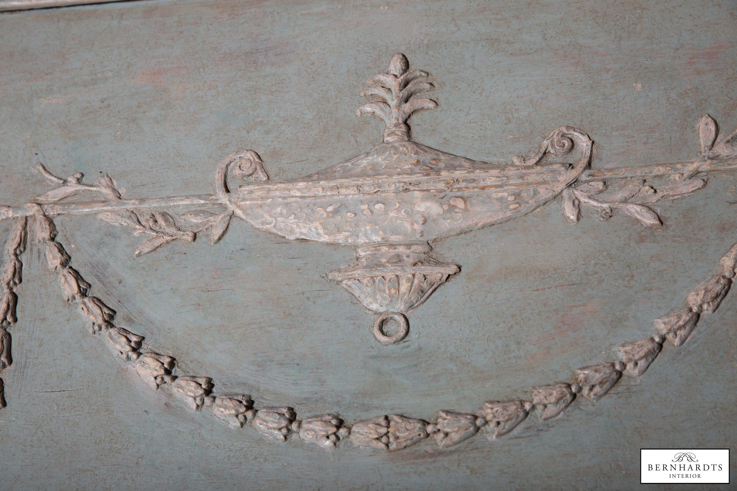 Großer Trumeauspiegel aus Frankreich um 1900 im Louis Seize Stil. Ser Spiegel wurde in unserem Hause restauriert und die Originalfarbe wurde wieder hergestellt.