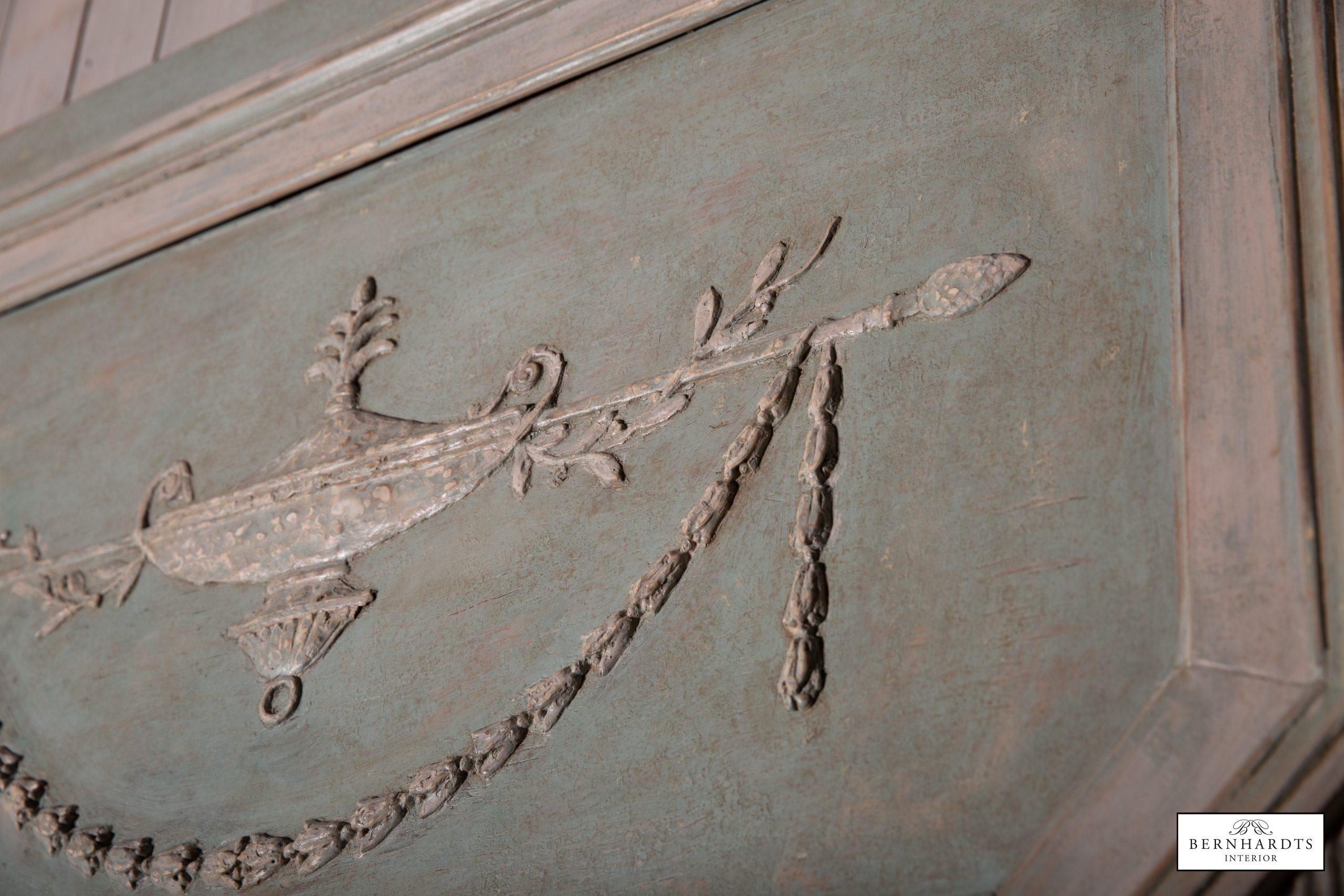 Großer Trumeauspiegel aus Frankreich um 1900 im Louis Seize Stil. Ser Spiegel wurde in unserem Hause restauriert und die Originalfarbe wurde wieder hergestellt.