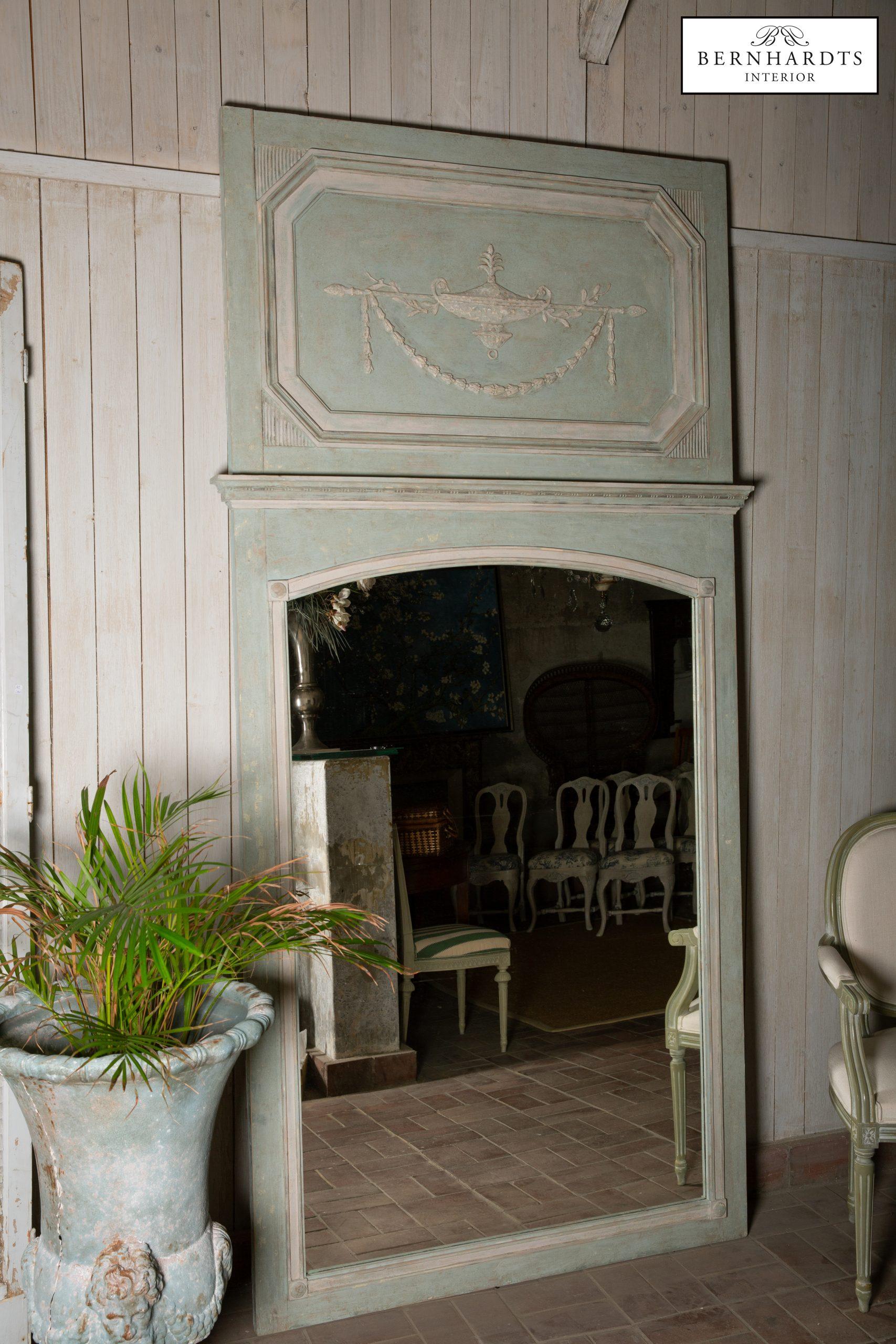 Großer Trumeauspiegel aus Frankreich um 1900 im Louis Seize Stil. Ser Spiegel wurde in unserem Hause restauriert und die Originalfarbe wurde wieder hergestellt.