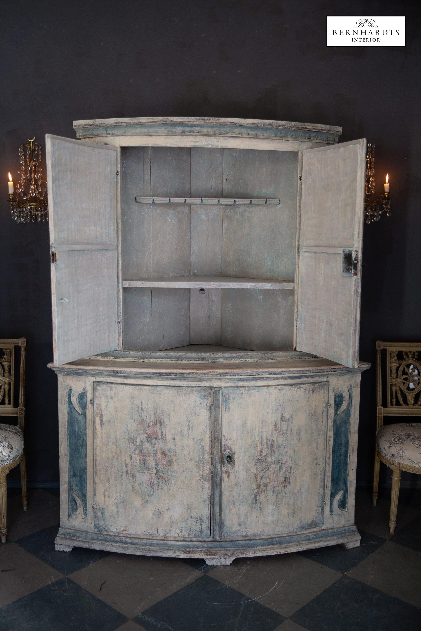 Gustavianischer Eckschrank_ Bernhardts Interior