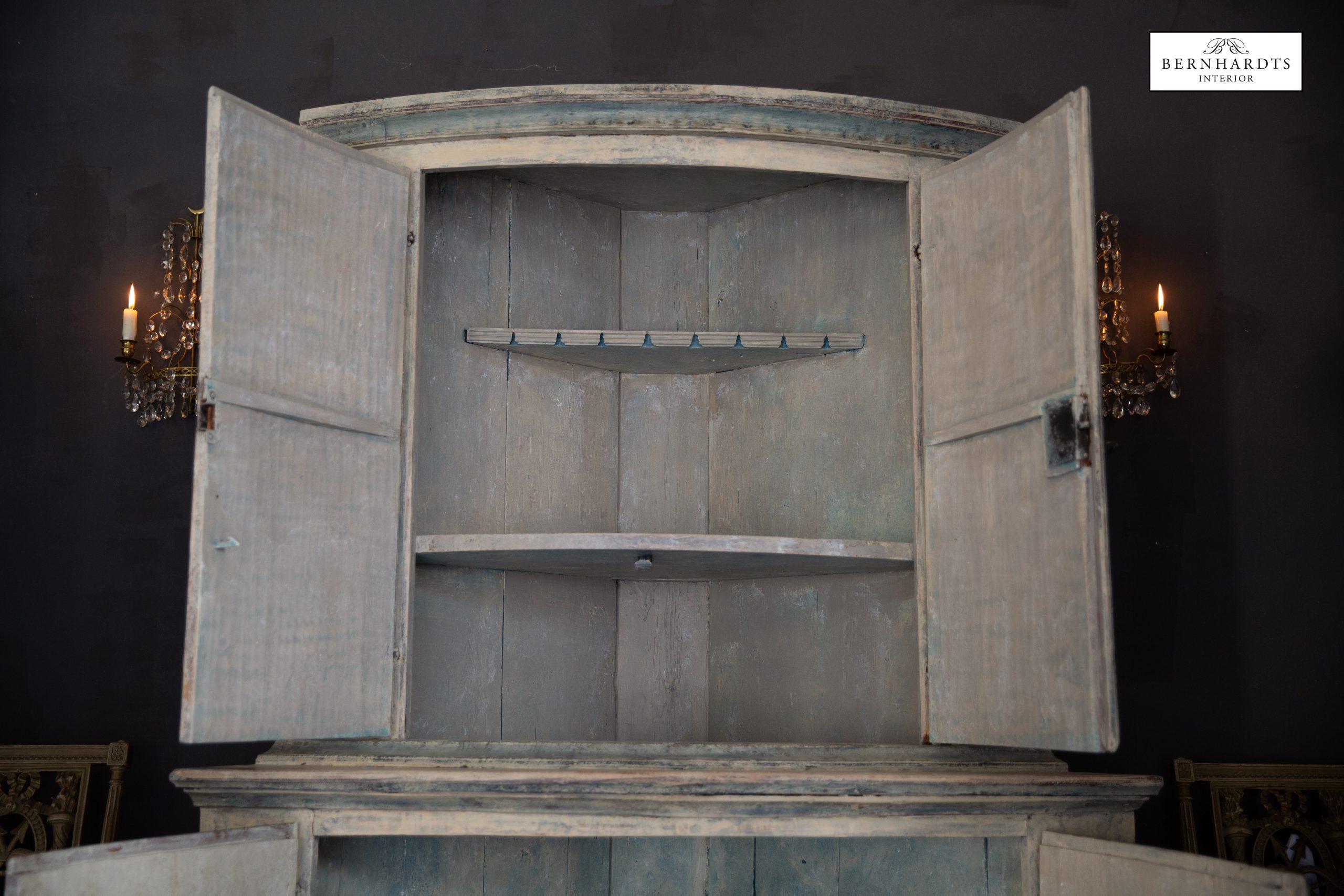 Gustavianischer Eckschrank_ Bernhardts Interior