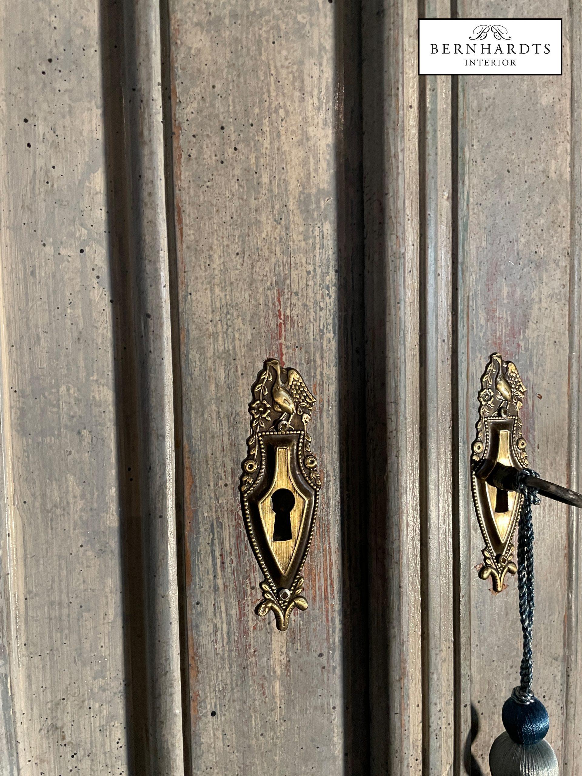 Gustavianischer Tonneneckschrank_ Bernhardts Interior