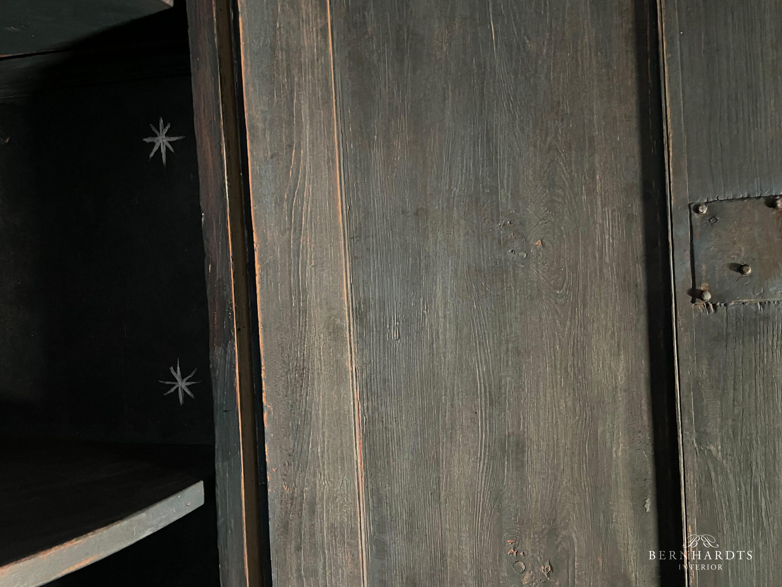 Gustavianischer Tonneneckschrank_ Bernhardts Interior