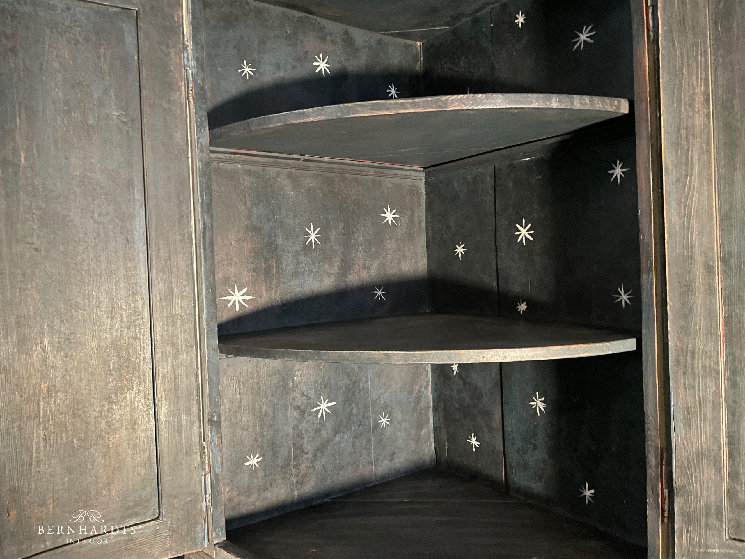 Gustavianischer Tonneneckschrank_ Bernhardts Interior