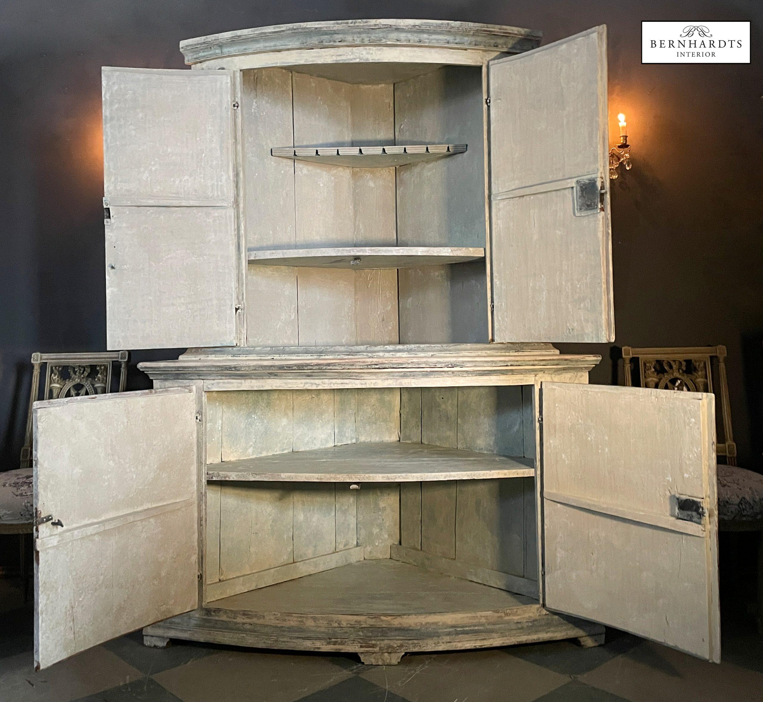 Gustavianischer Eckschrank_ Bernhardts Interior