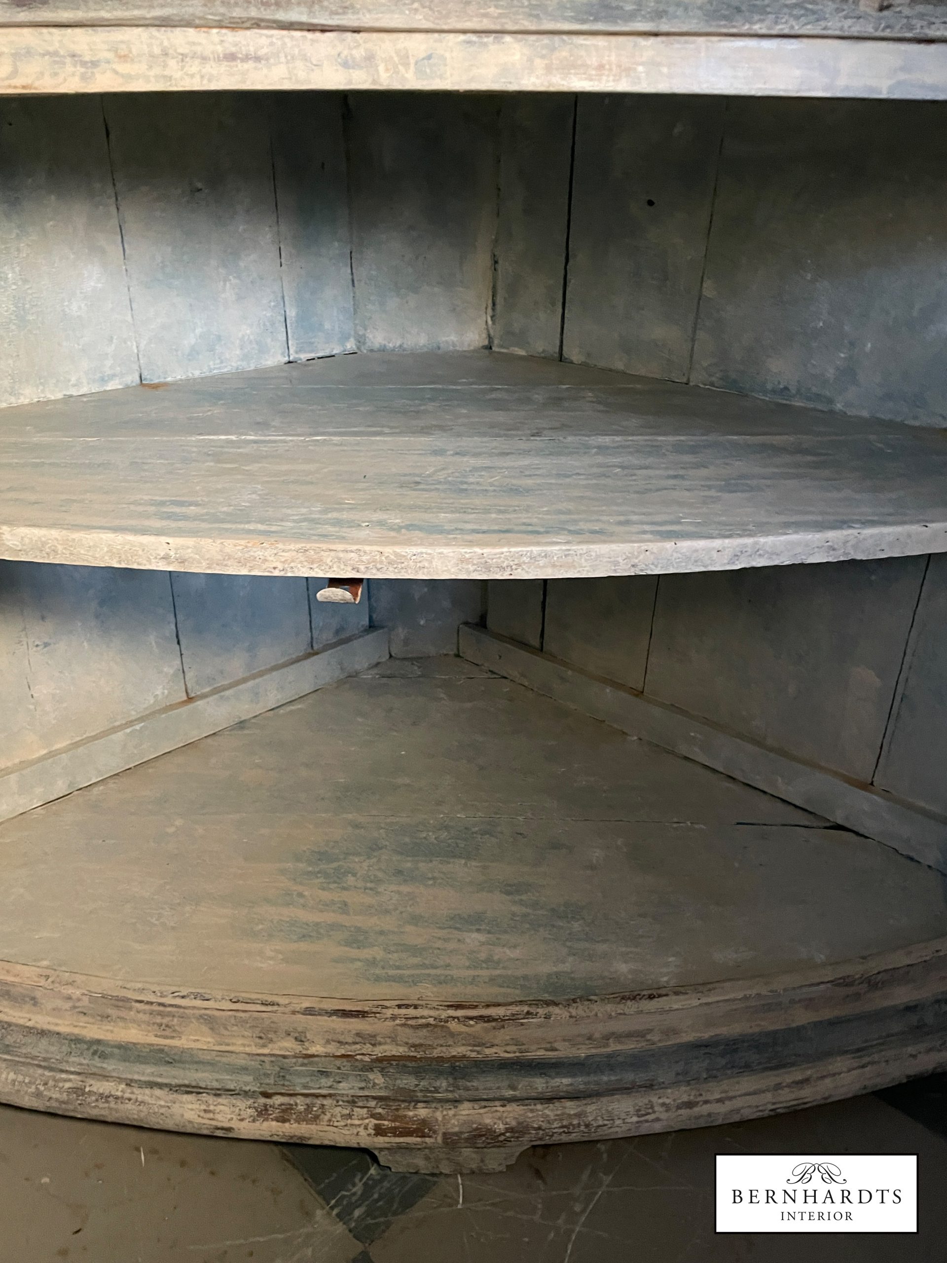 Gustavianischer Eckschrank_ Bernhardts Interior