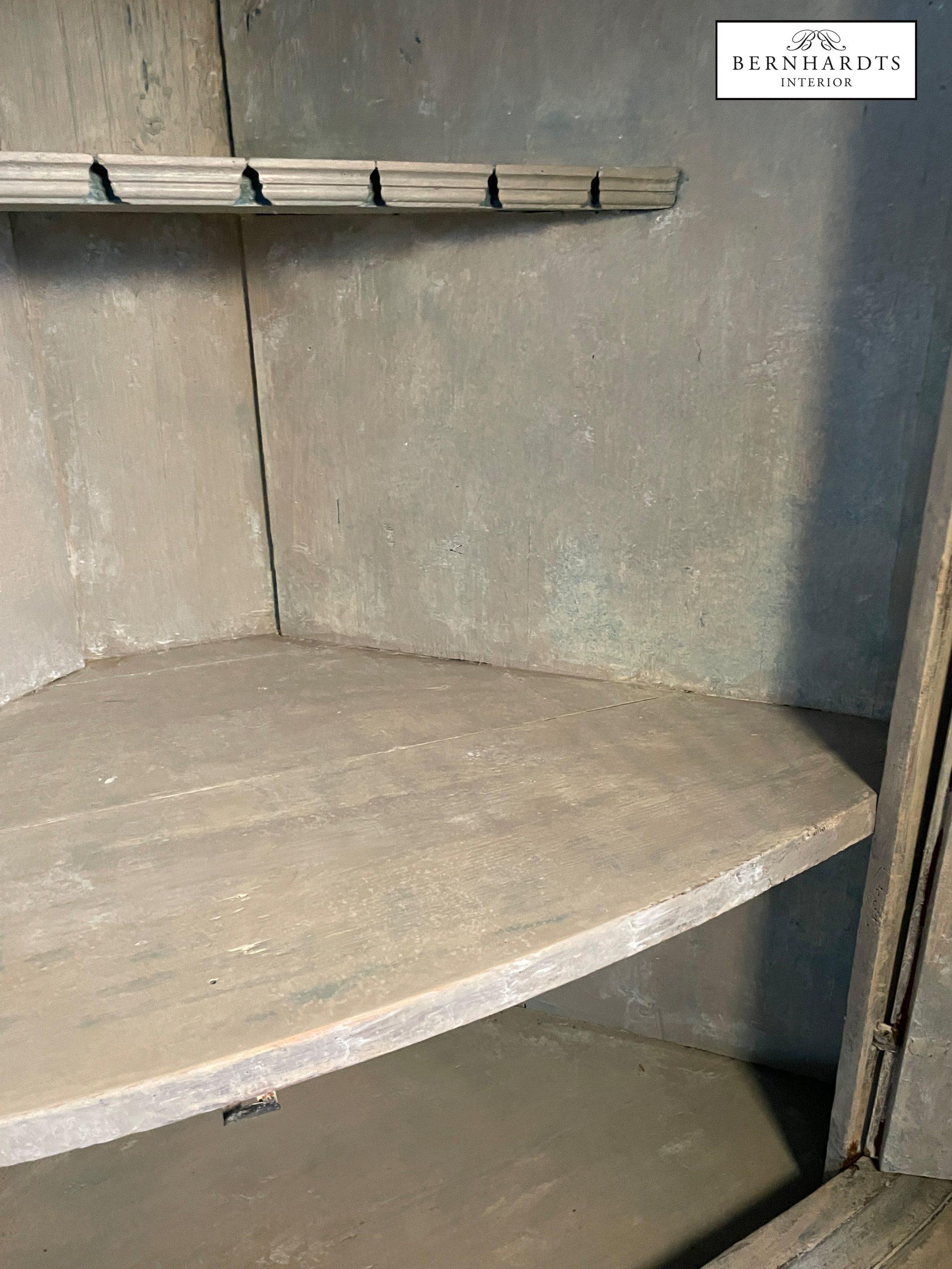 Gustavianischer Eckschrank_ Bernhardts Interior