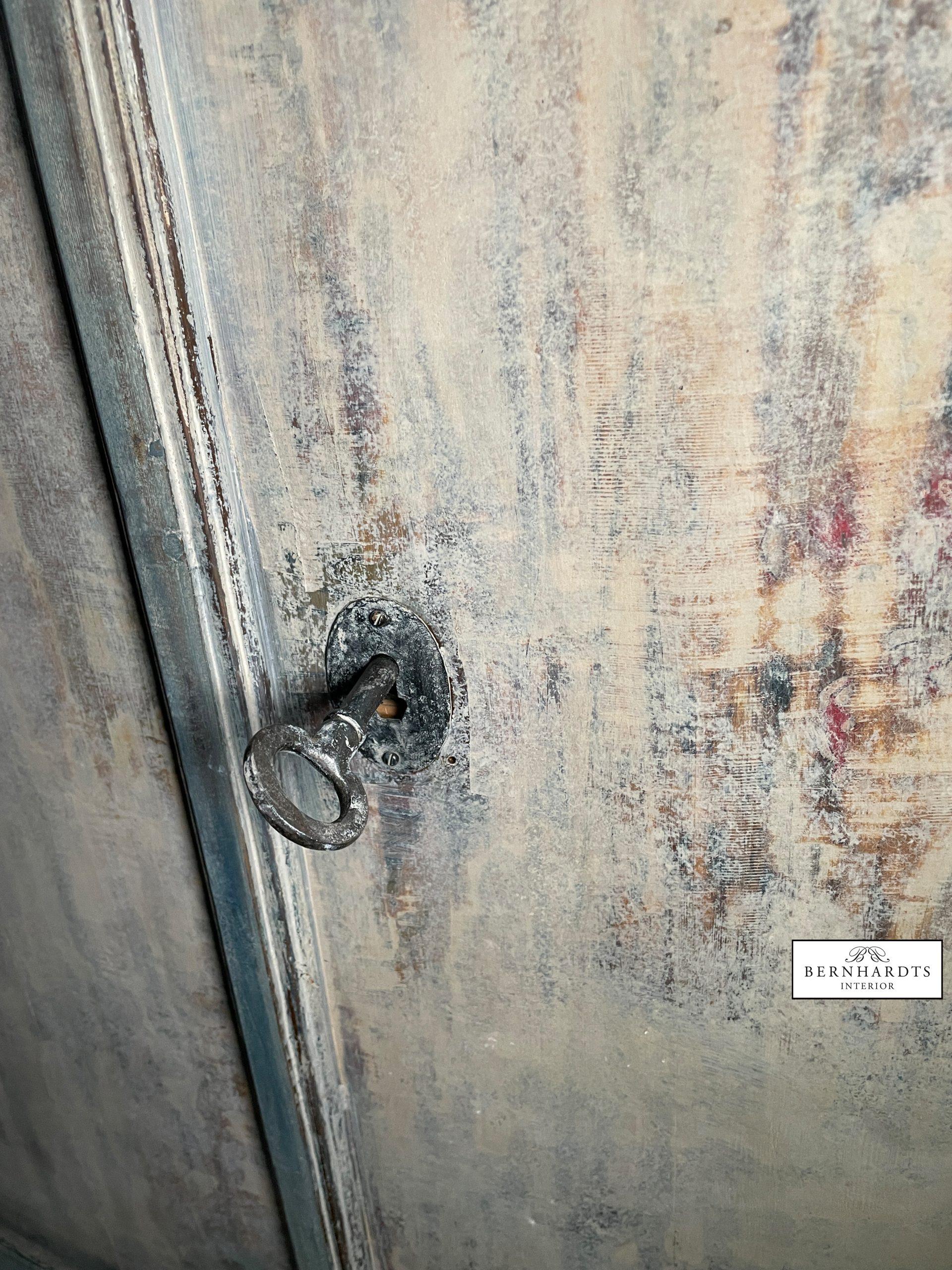 Gustavianischer Eckschrank_ Bernhardts Interior