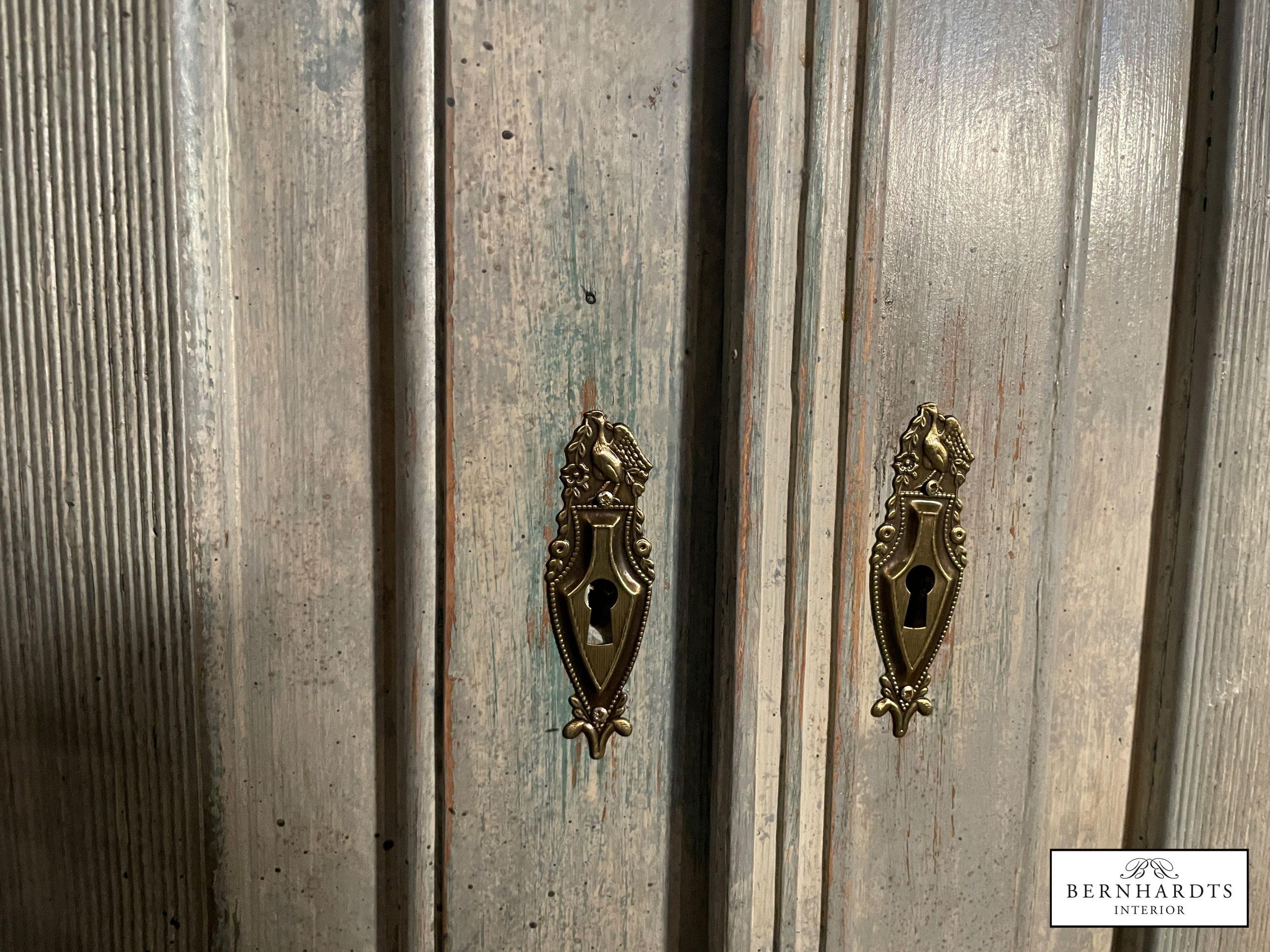 Gustavianischer Tonneneckschrank_ Bernhardts Interior