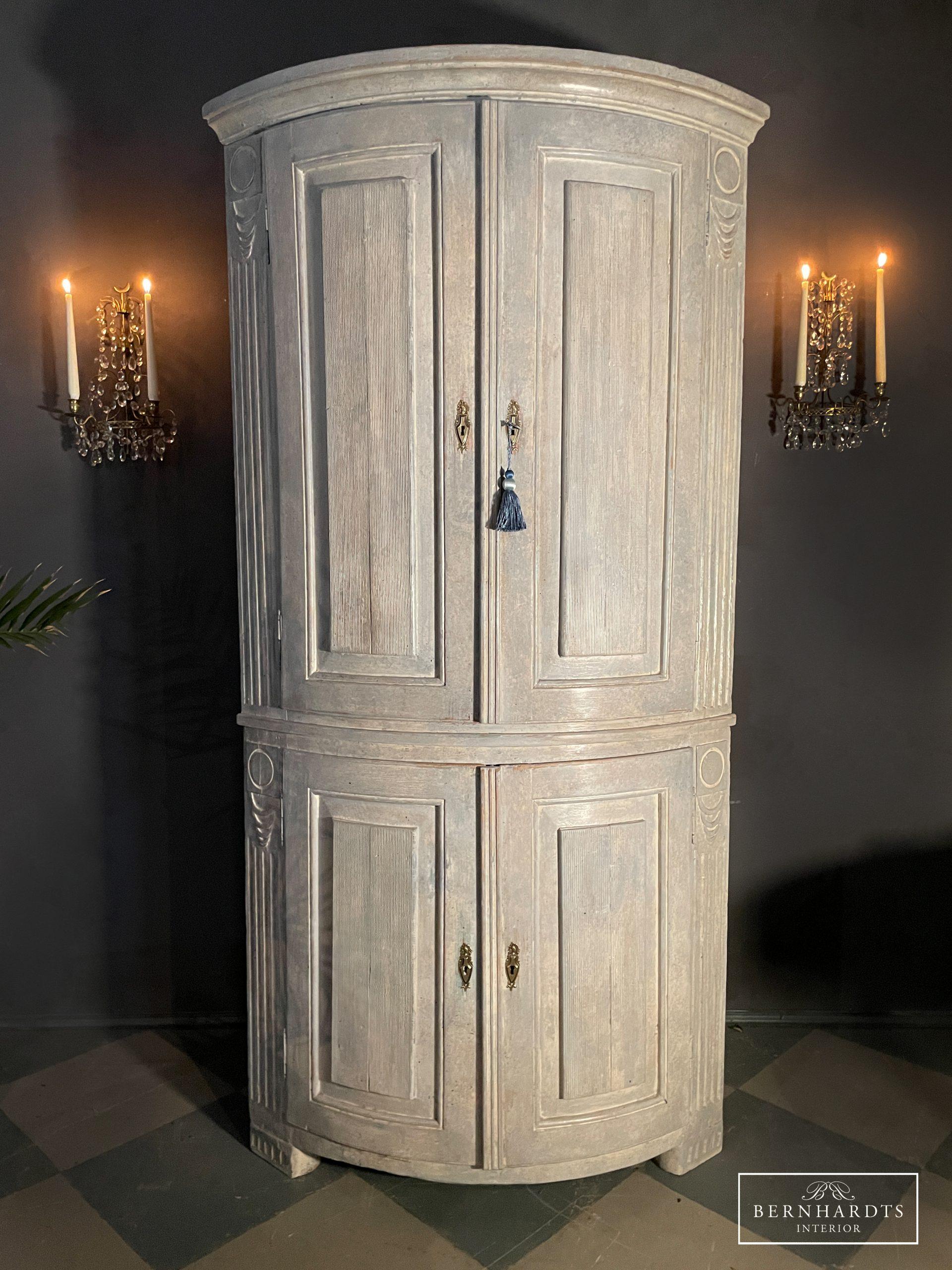 Gustavianischer Tonneneckschrank_ Bernhardts Interior