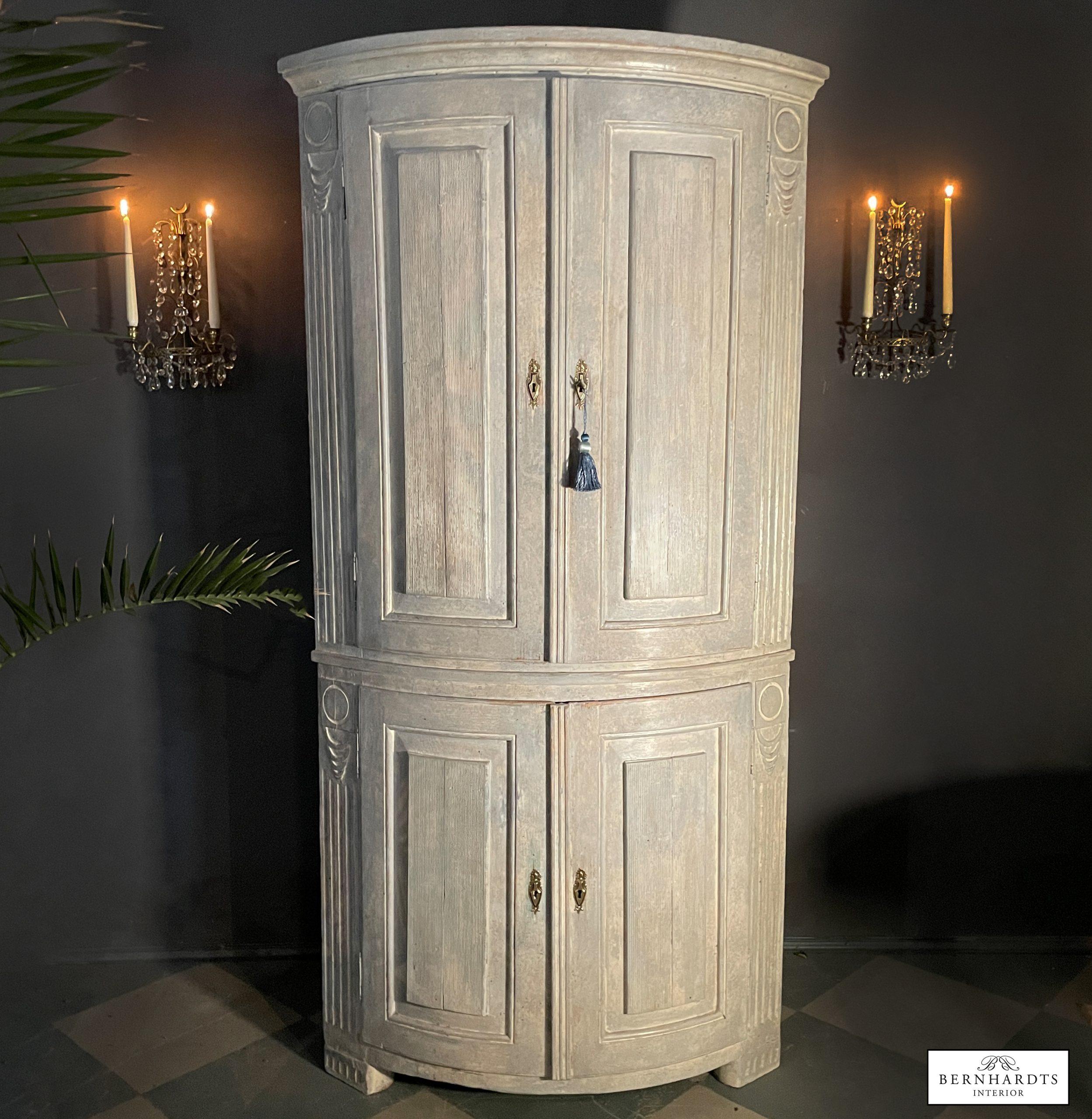 Gustavianischer Tonneneckschrank_ Bernhardts Interior
