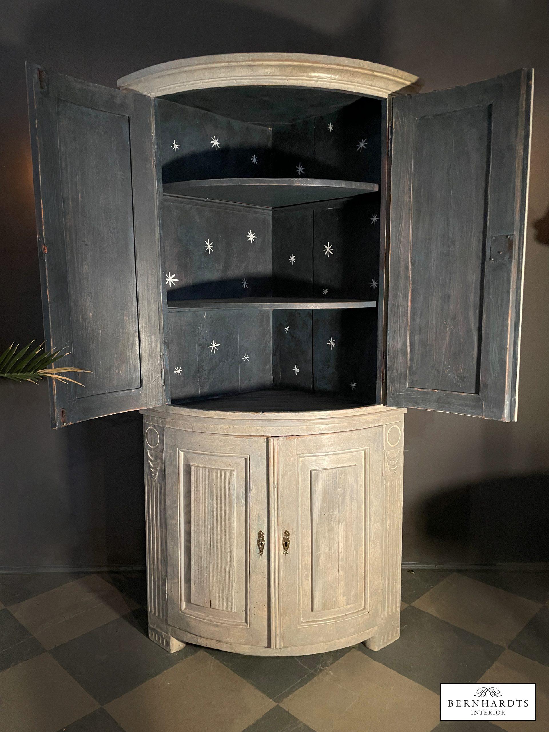 Gustavianischer Tonneneckschrank_ Bernhardts Interior