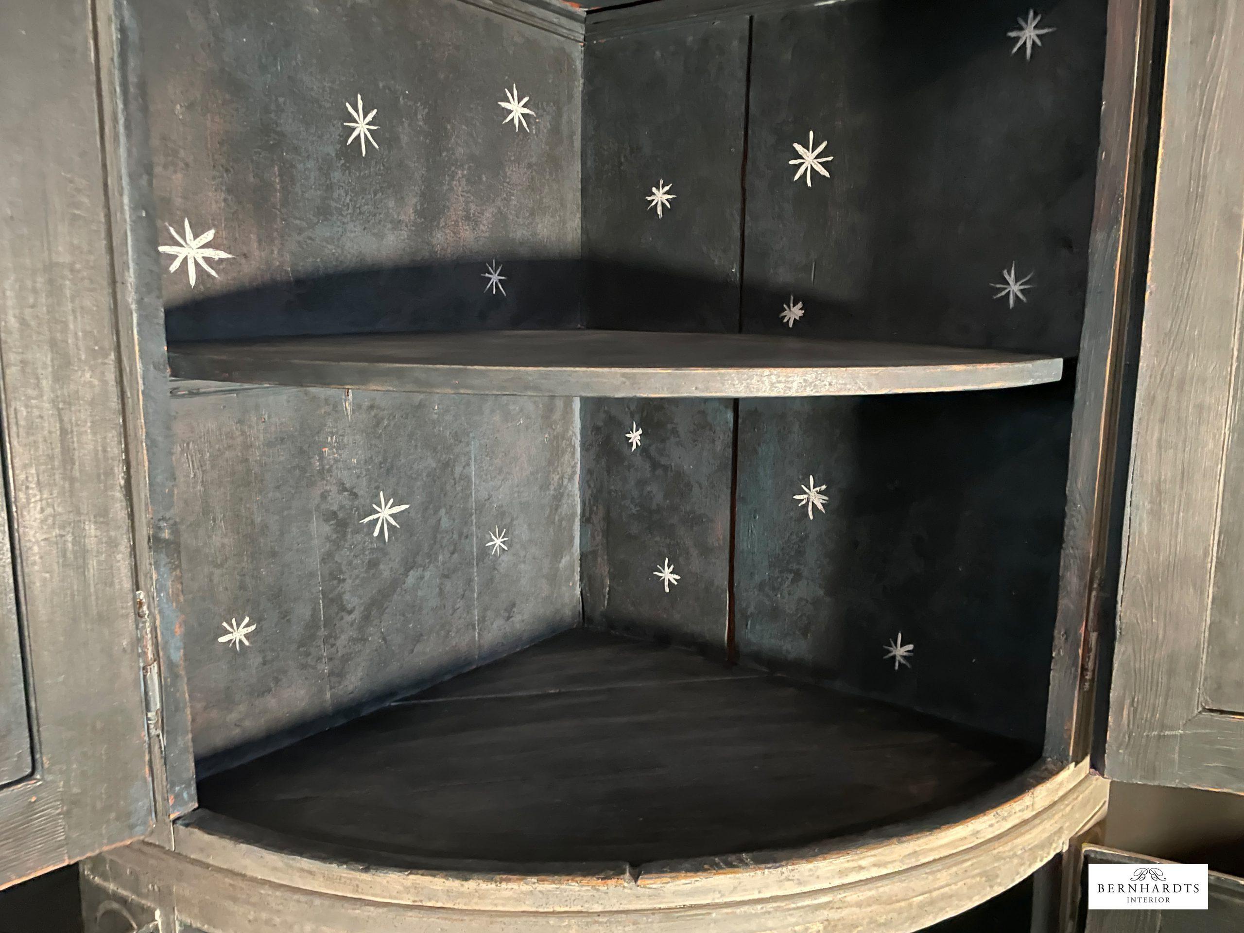 Gustavianischer Tonneneckschrank_ Bernhardts Interior