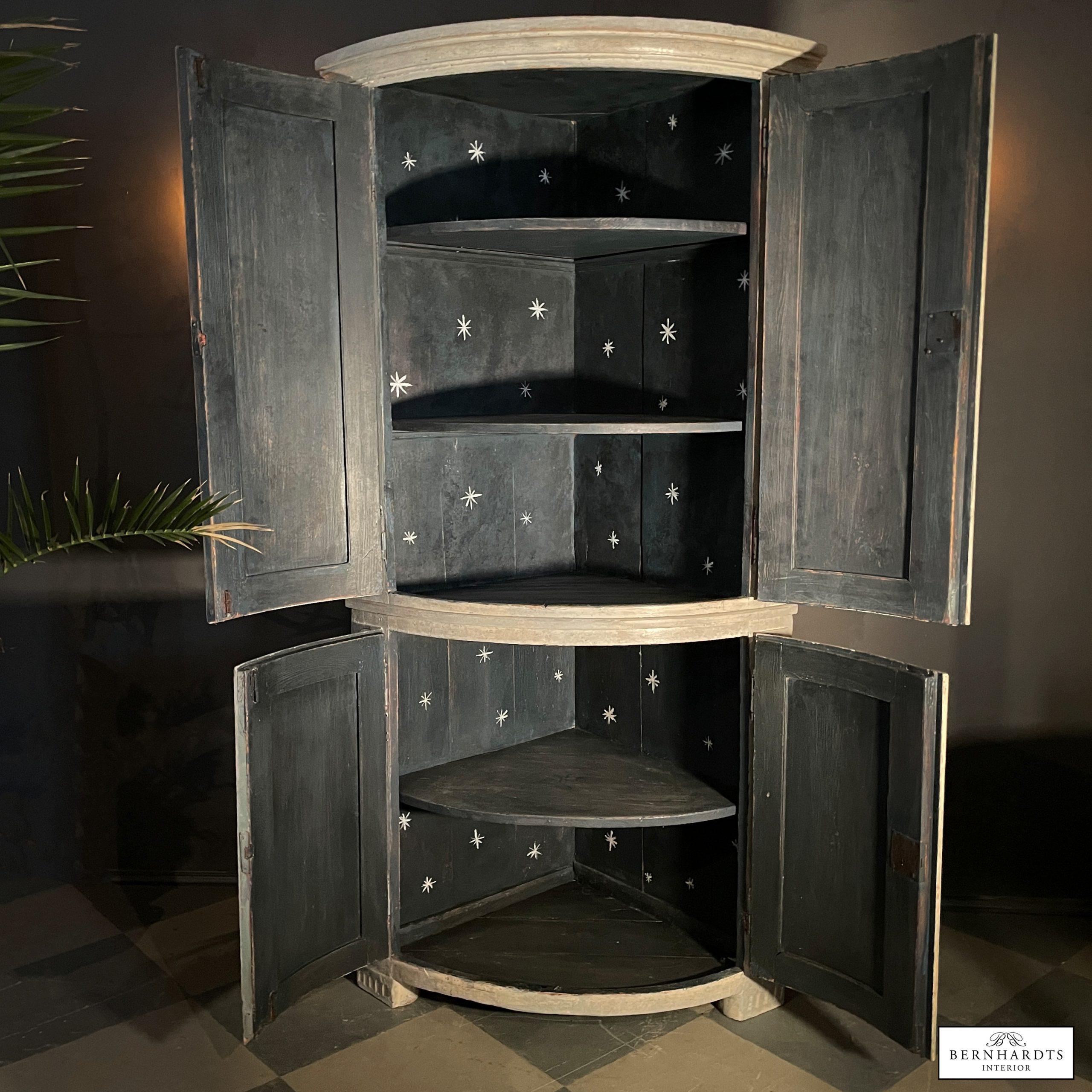 Gustavianischer Tonneneckschrank_ Bernhardts Interior