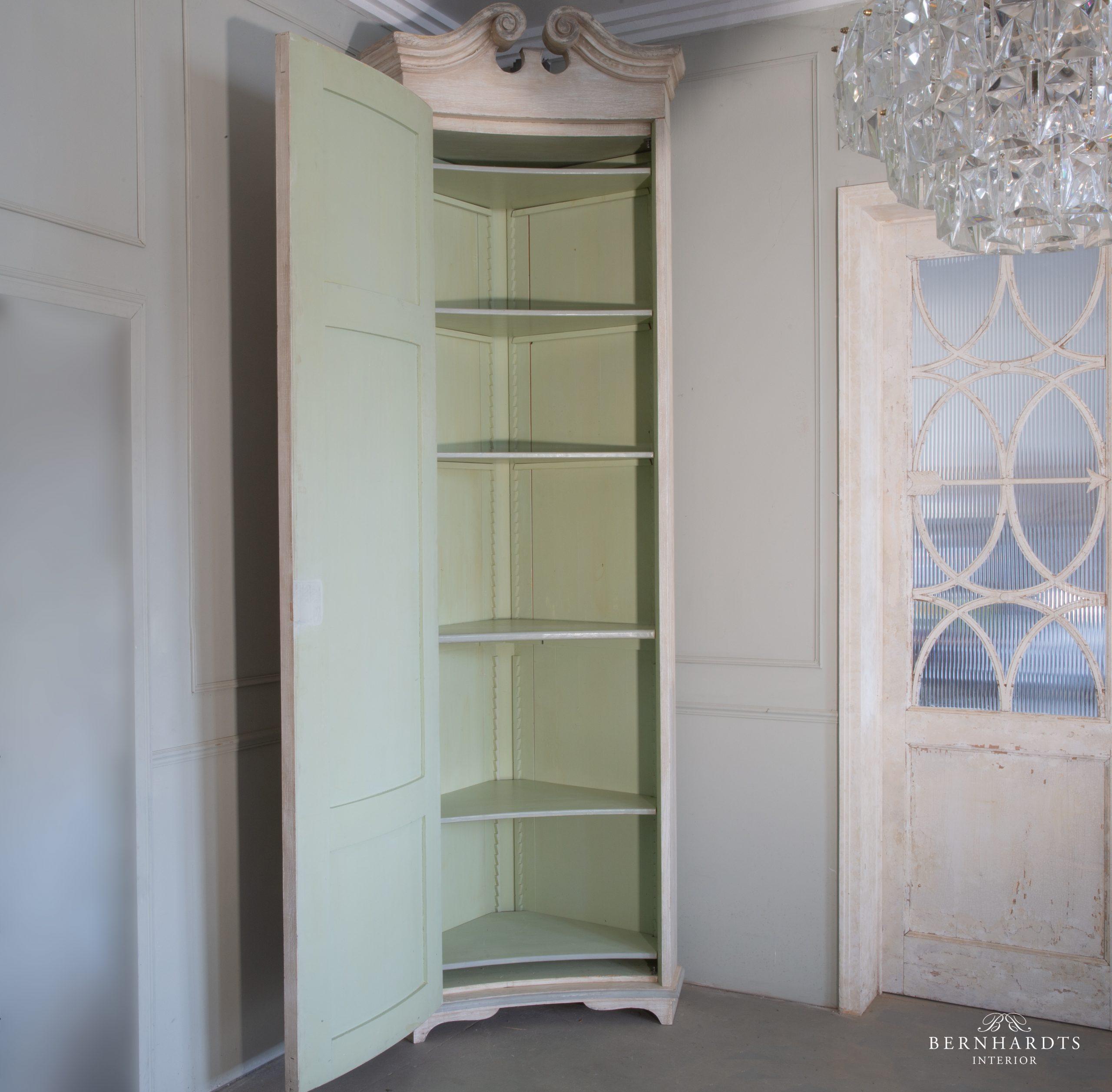 Schwedische Eckschränke_ Bernhardts Interior