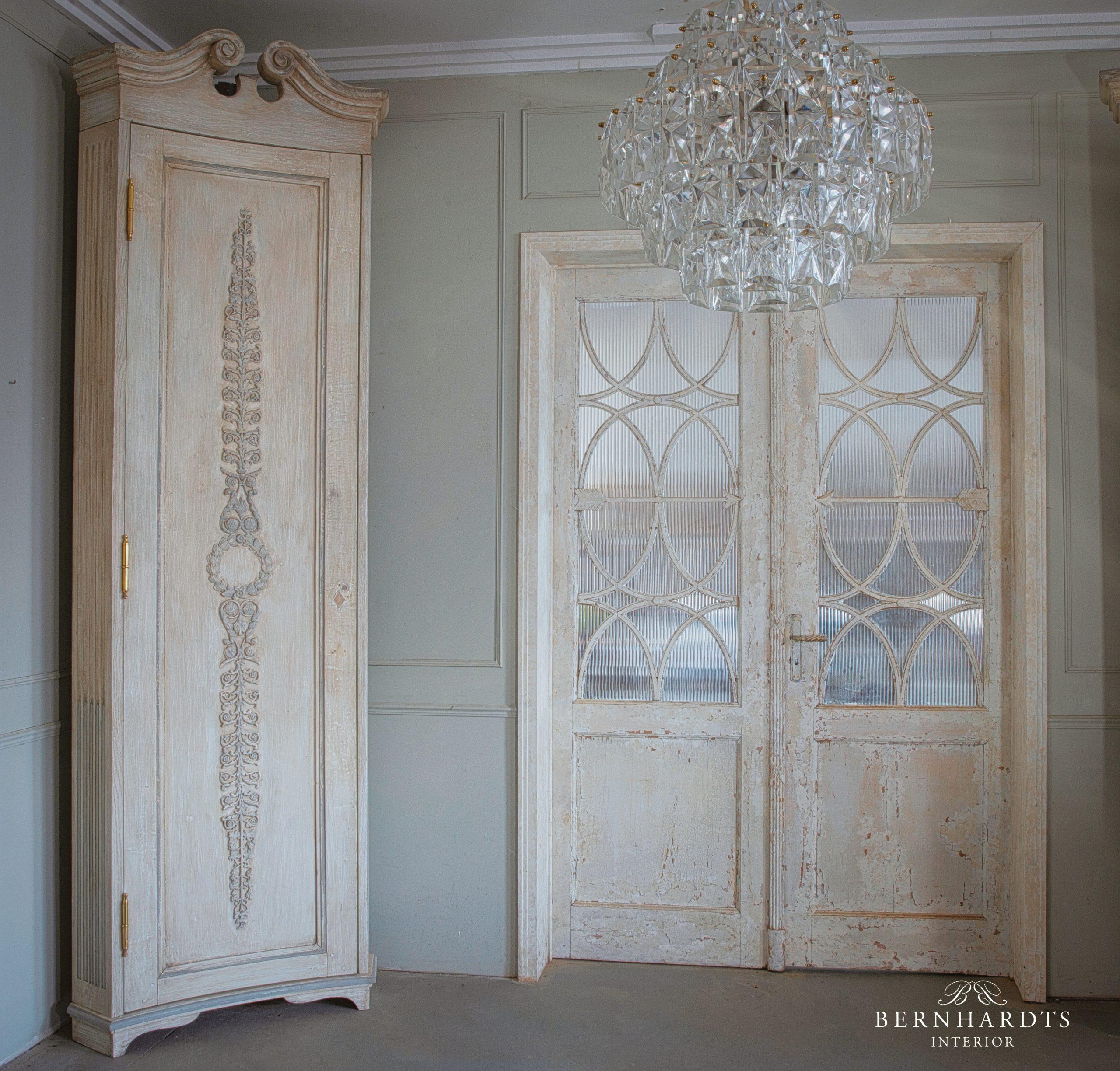 Schwedische Eckschränke_ Bernhardts Interior