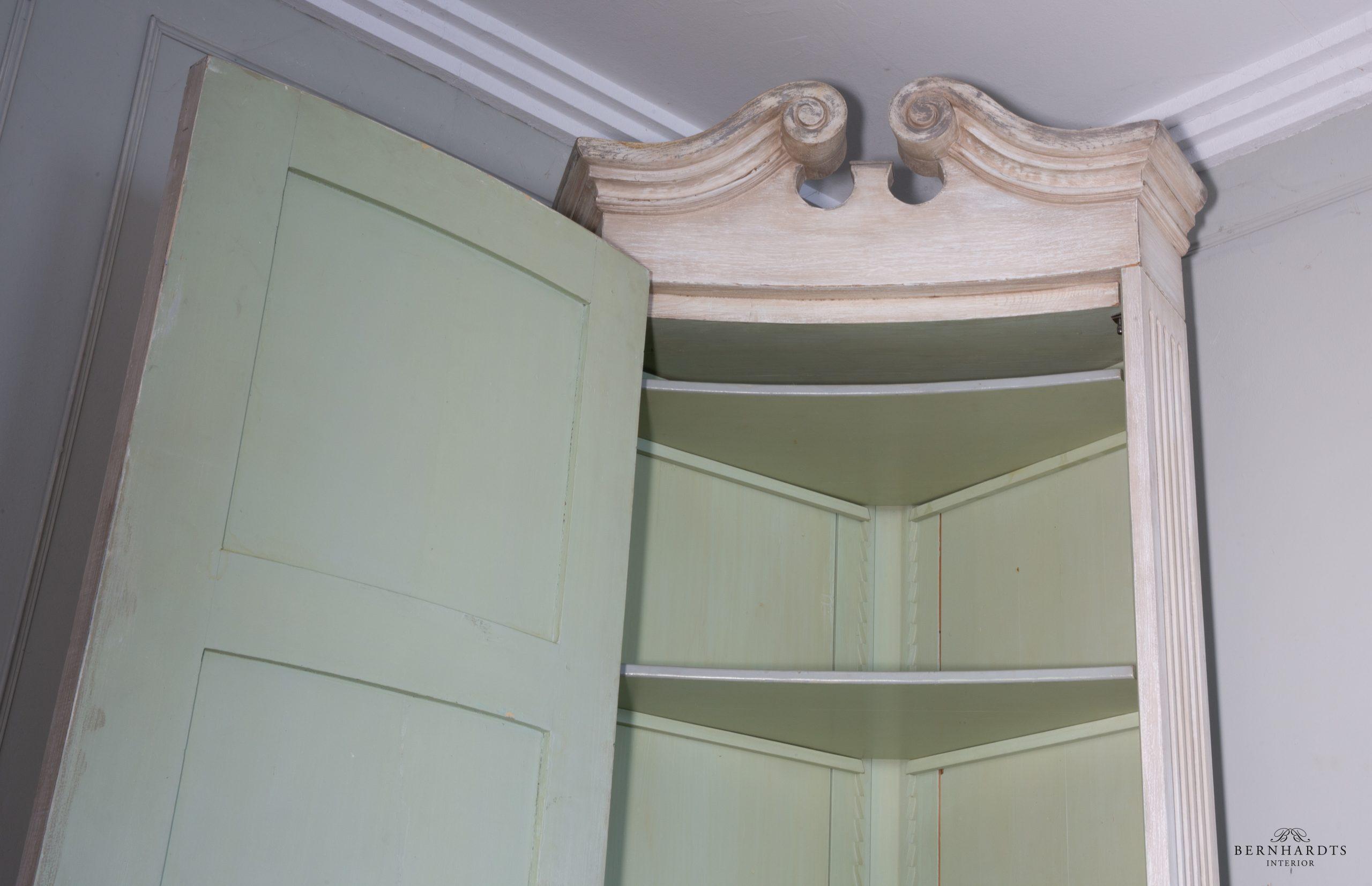 Schwedische Eckschränke_ Bernhardts Interior