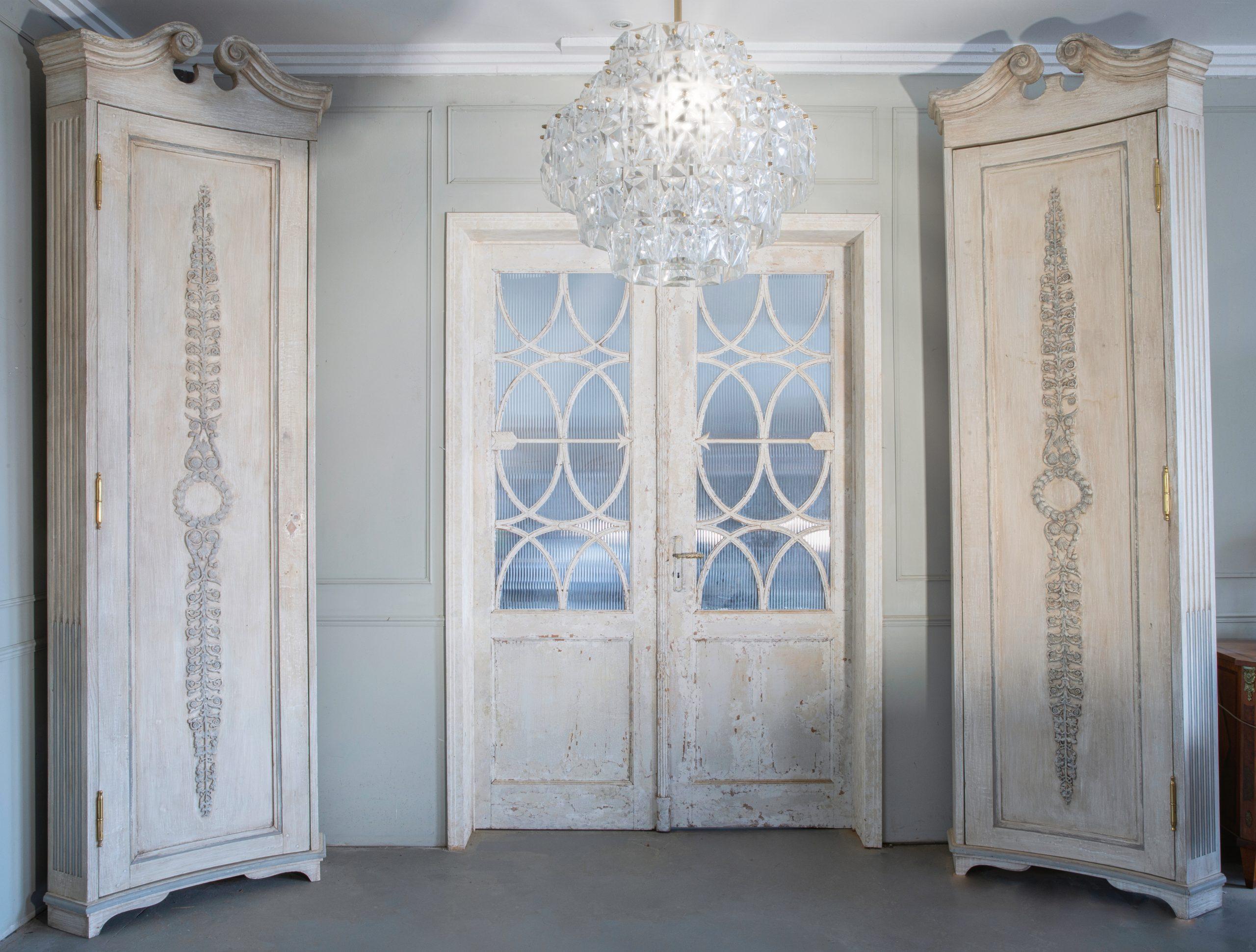 Schwedische Eckschränke_ Bernhardts Interior