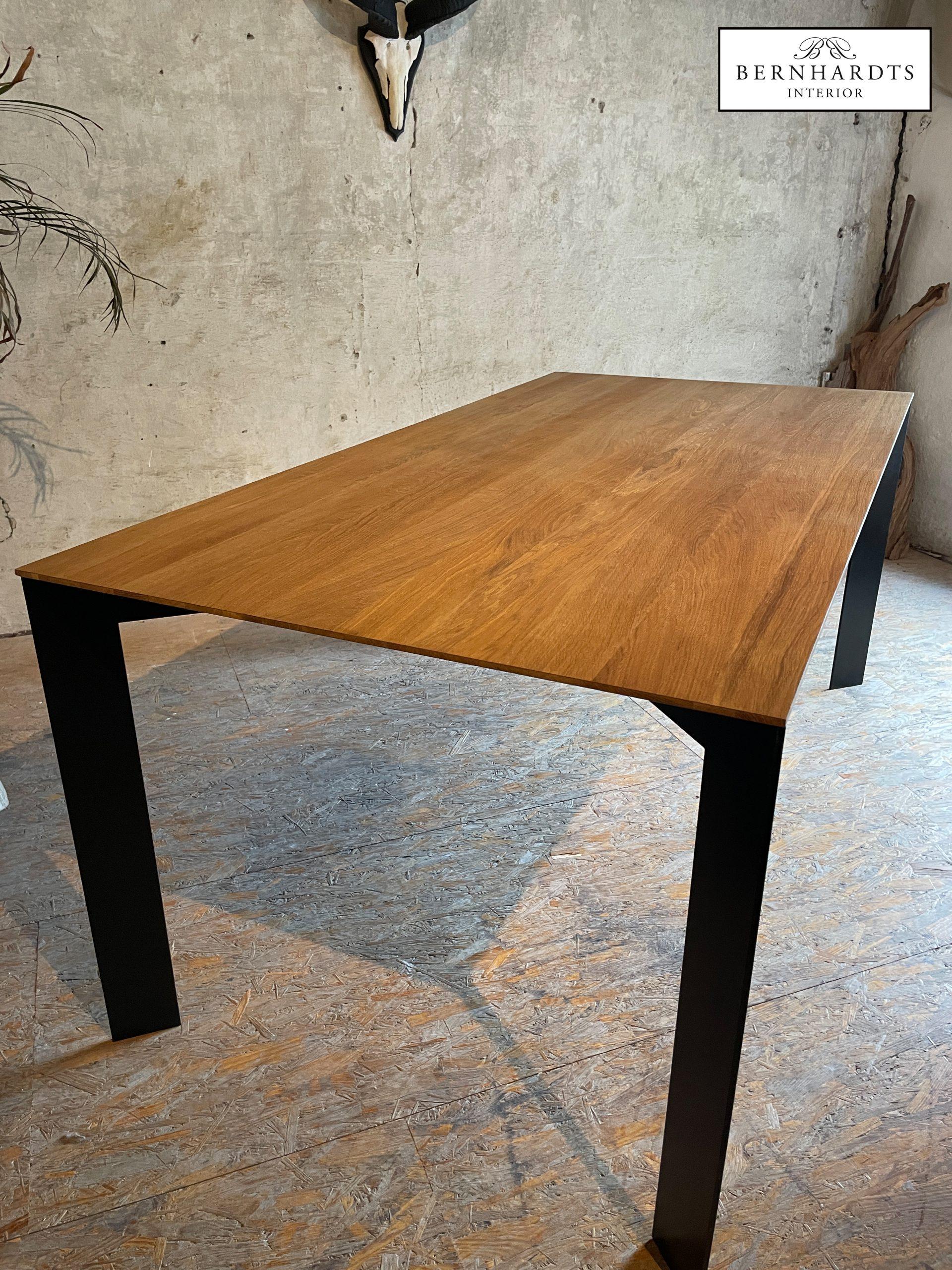 Schwedischer Designertisch_ Bernhardts Interior