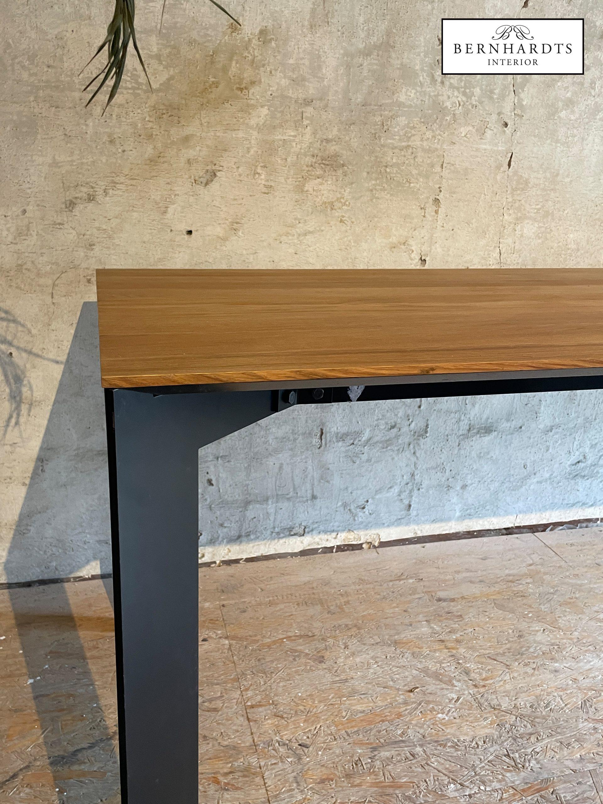 Schwedischer Designertisch_ Bernhardts Interior