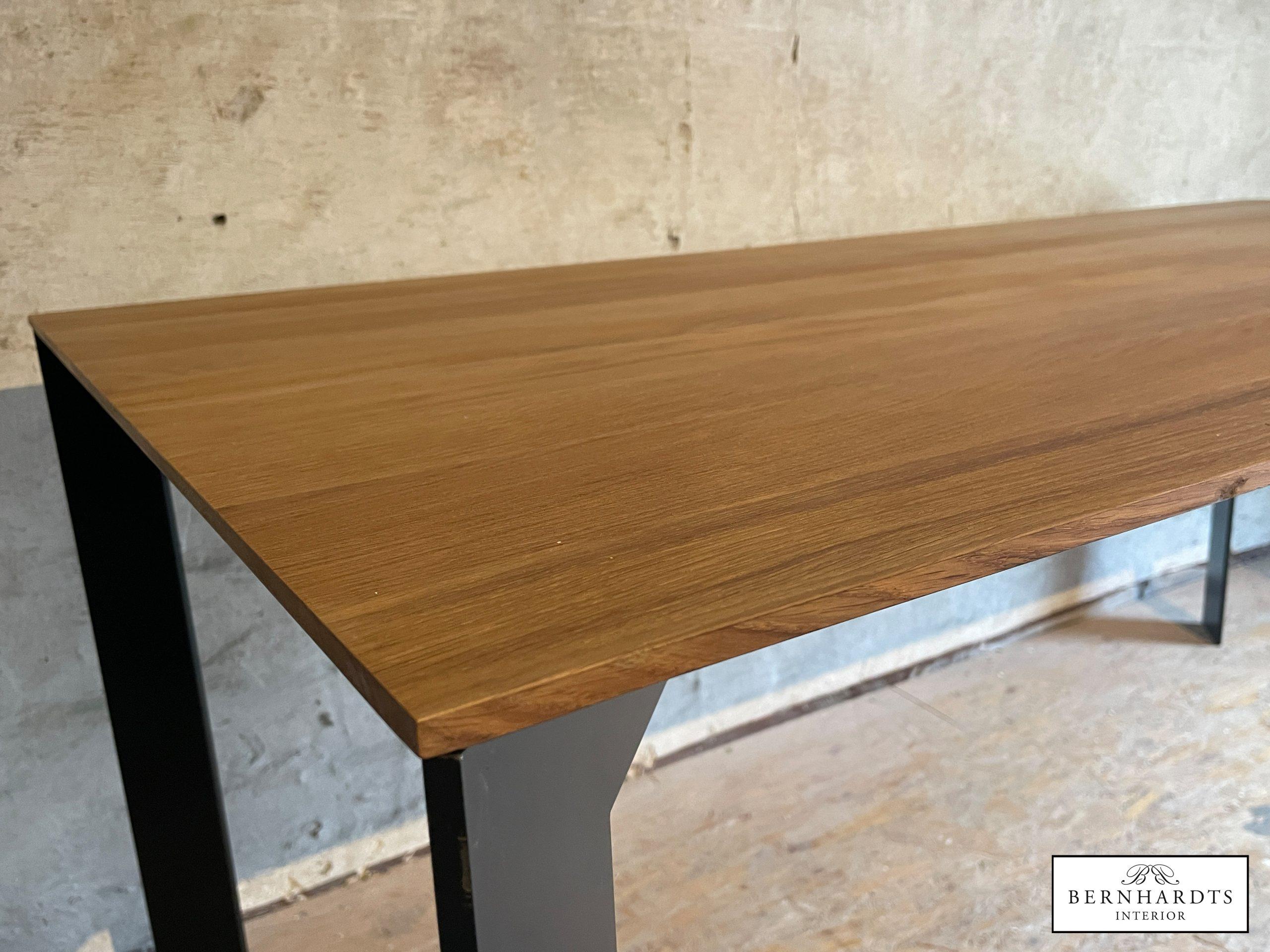 Schwedischer Designertisch_ Bernhardts Interior